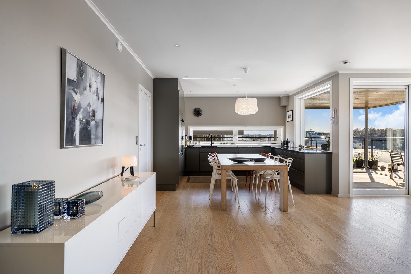 Eksklusivt Sigdal kjøkken i åpen løsning mot den romslige stuen Galleribilde