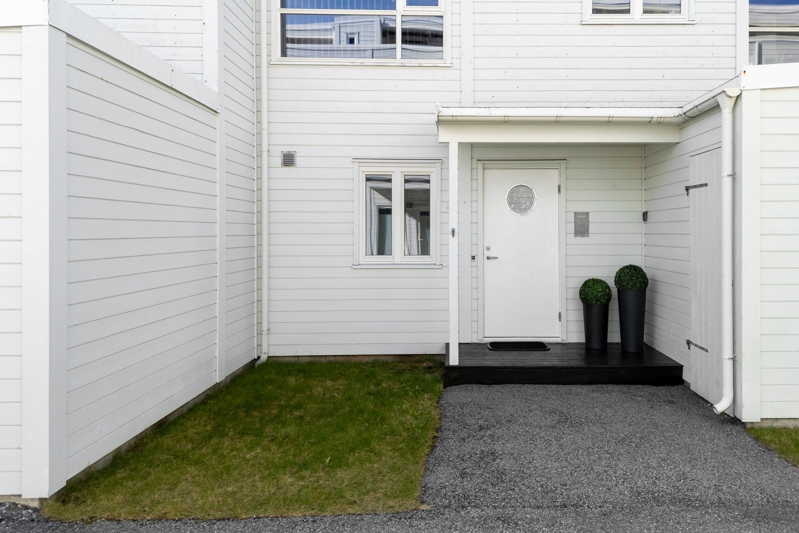Innbydende inngangsparti, hvor det også er en praktisk bod tilhørende huset. Galleribilde