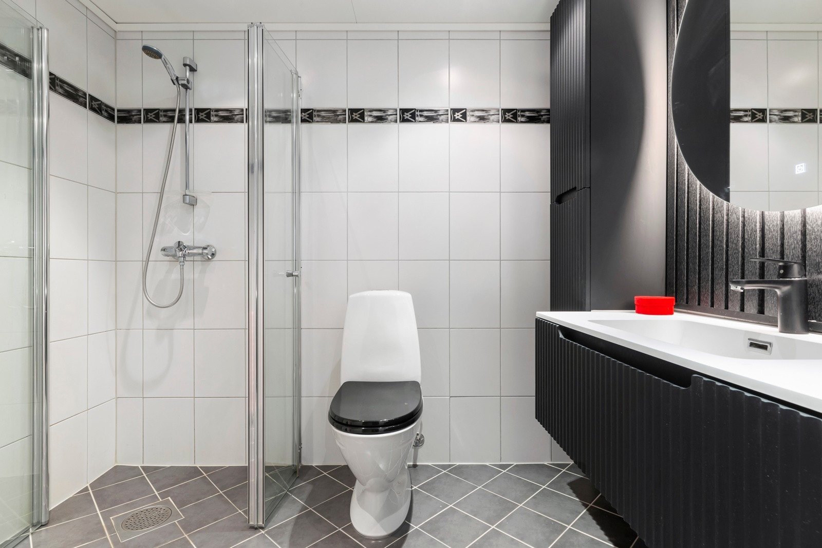 I førsteetasjen er også hovedbadet med fliser på gulv og vegger, samt med varme i gulvet. Galleribilde