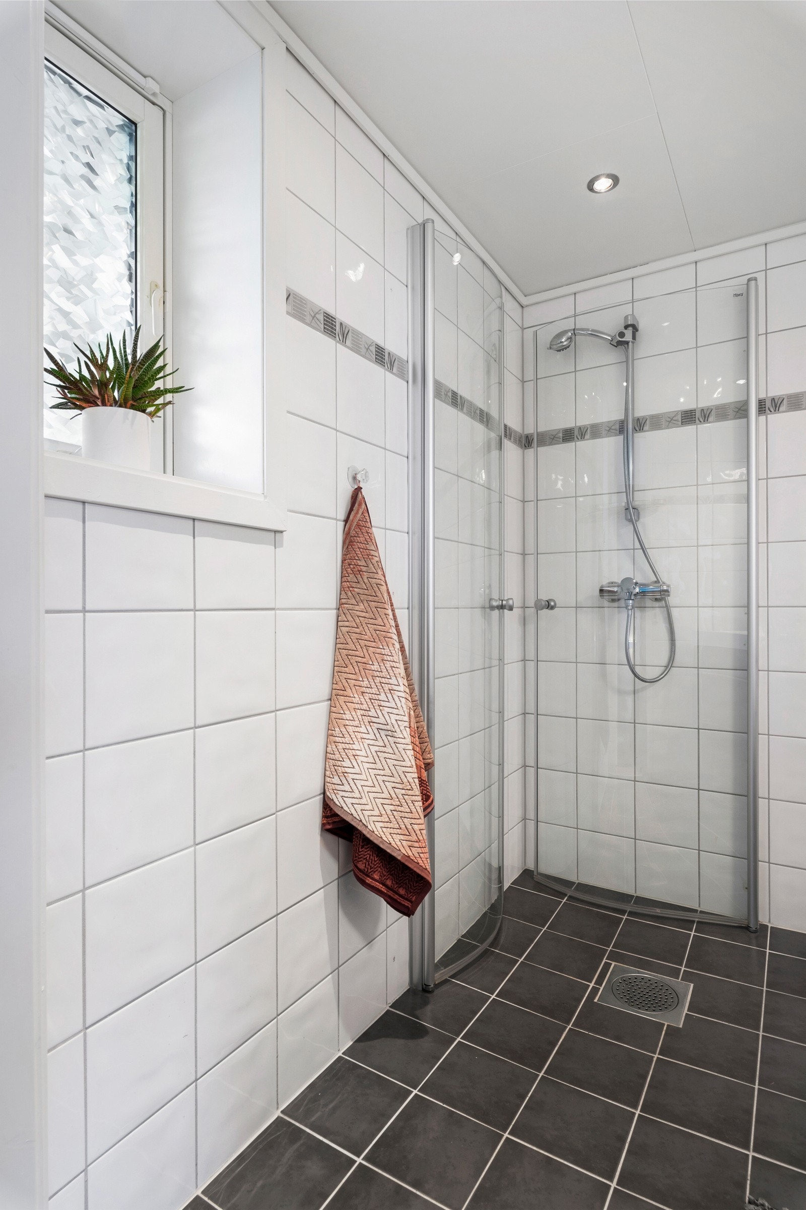 - og dusjhørne med glassdører. Galleribilde
