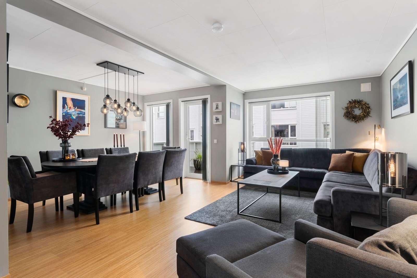 Det er plass til flere sittegrupper på stuen - Galleribilde