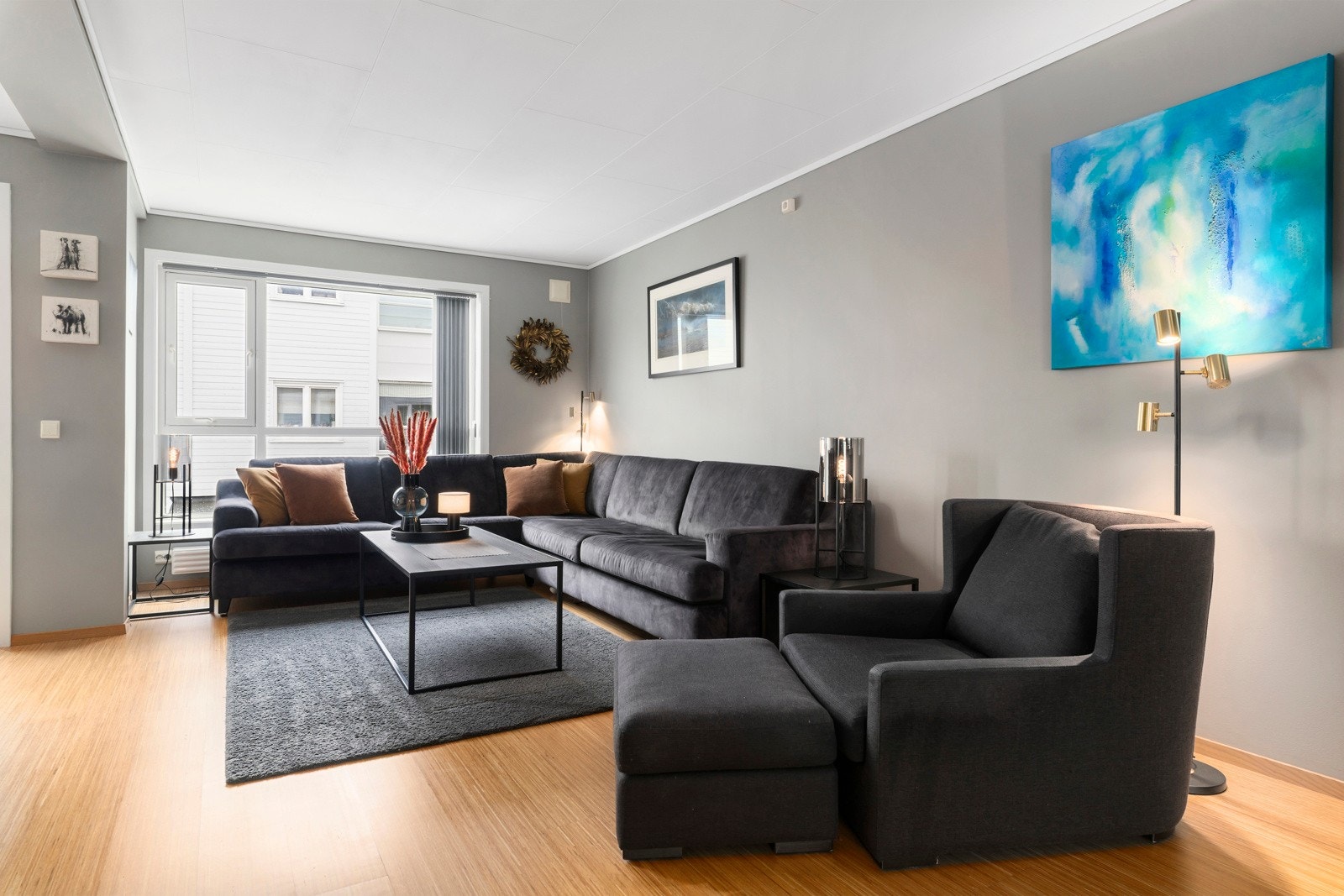 Stuen er husets hjerte med store vindusflater, gode oppholdsarealer og mye boltreplass. Galleribilde