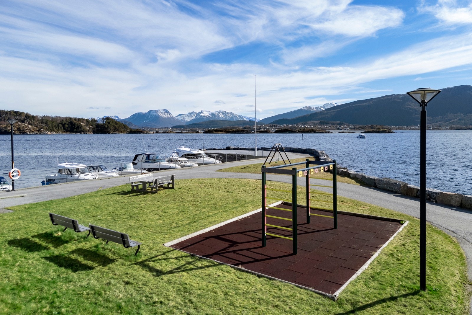 I tillegg til småbåthavnen, er her også lekeplass for de aller minste. Galleribilde