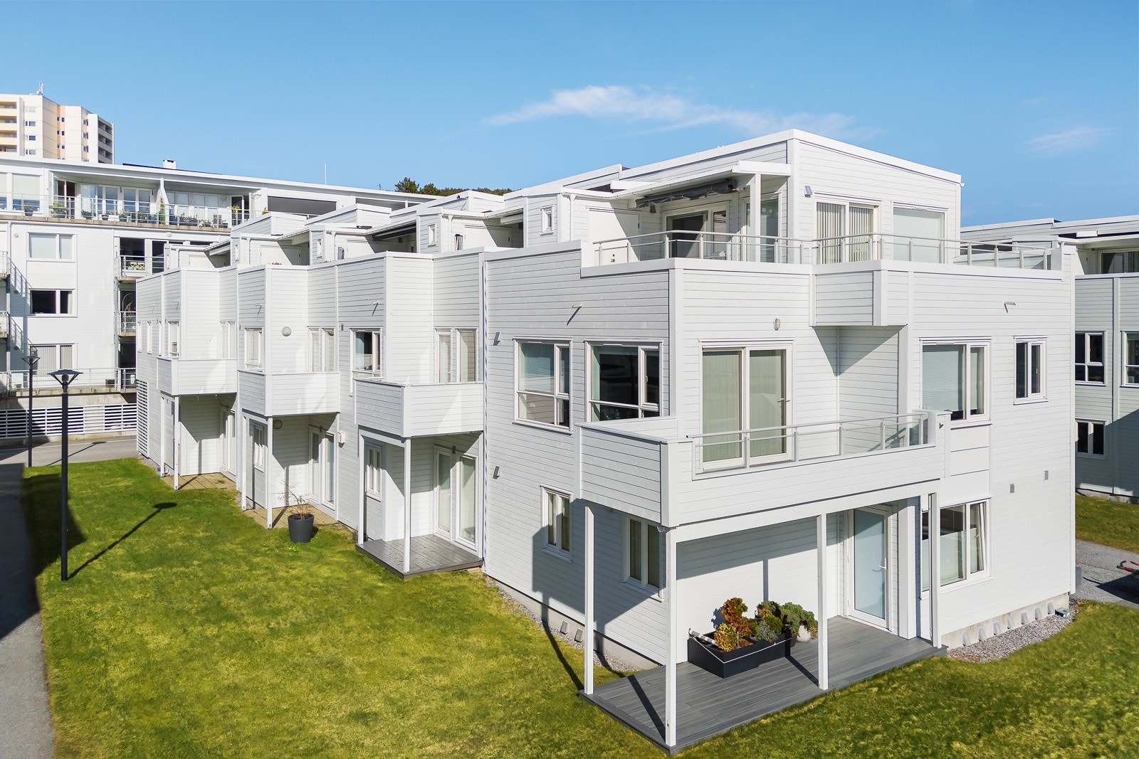 Dette er et flott rekkehus beliggende i et svært attraktivt boligområde på Volsdalsberga. Galleribilde