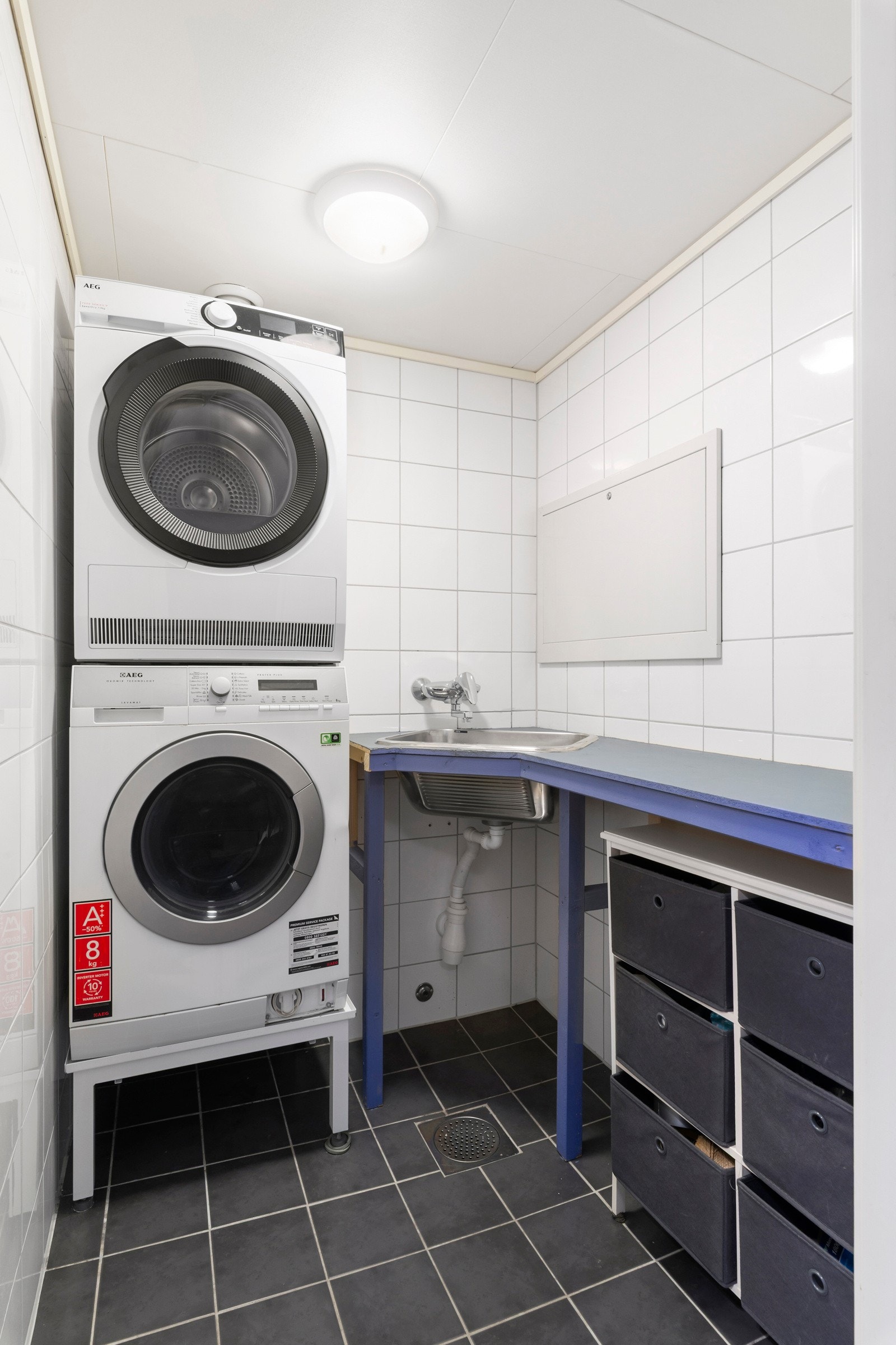 Vegg i vegg med badet er også boligens vaskerom, med opplegg for vaskemaskin og tørketrommel. Galleribilde
