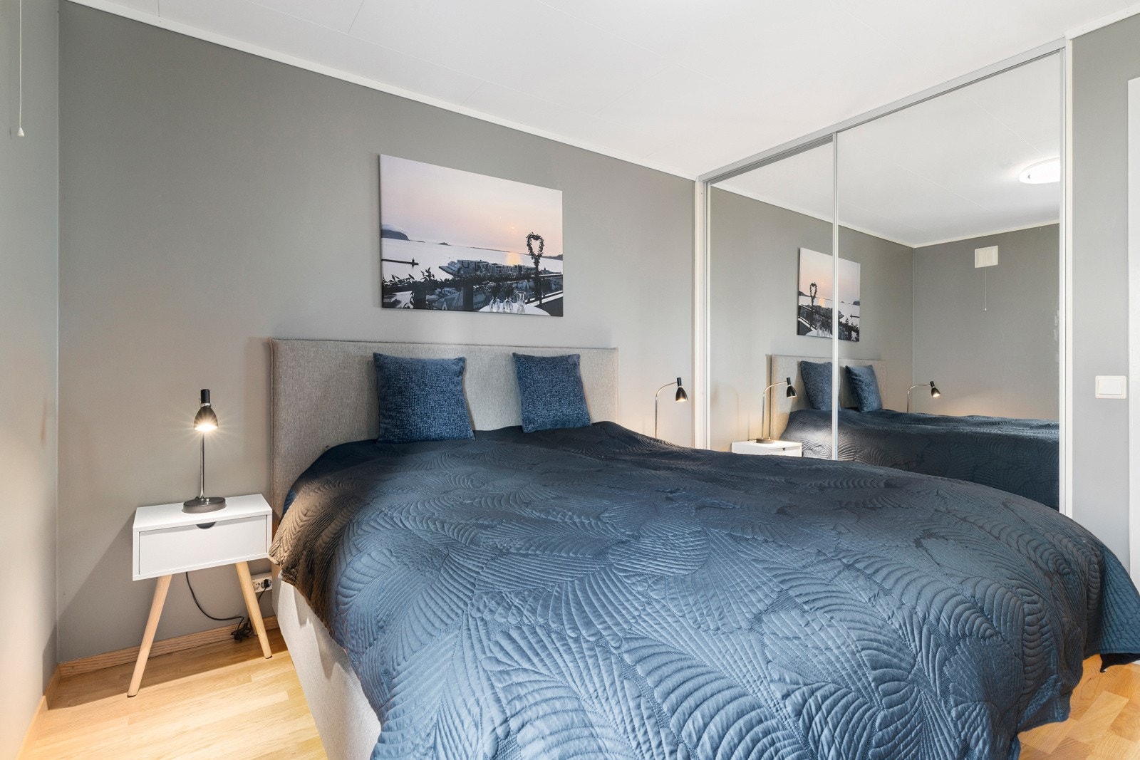 Hovedsoverommet er av romslig karakter og har dermed plass til dobbelseng, nattbord og øvrig oppbevaring. Galleribilde