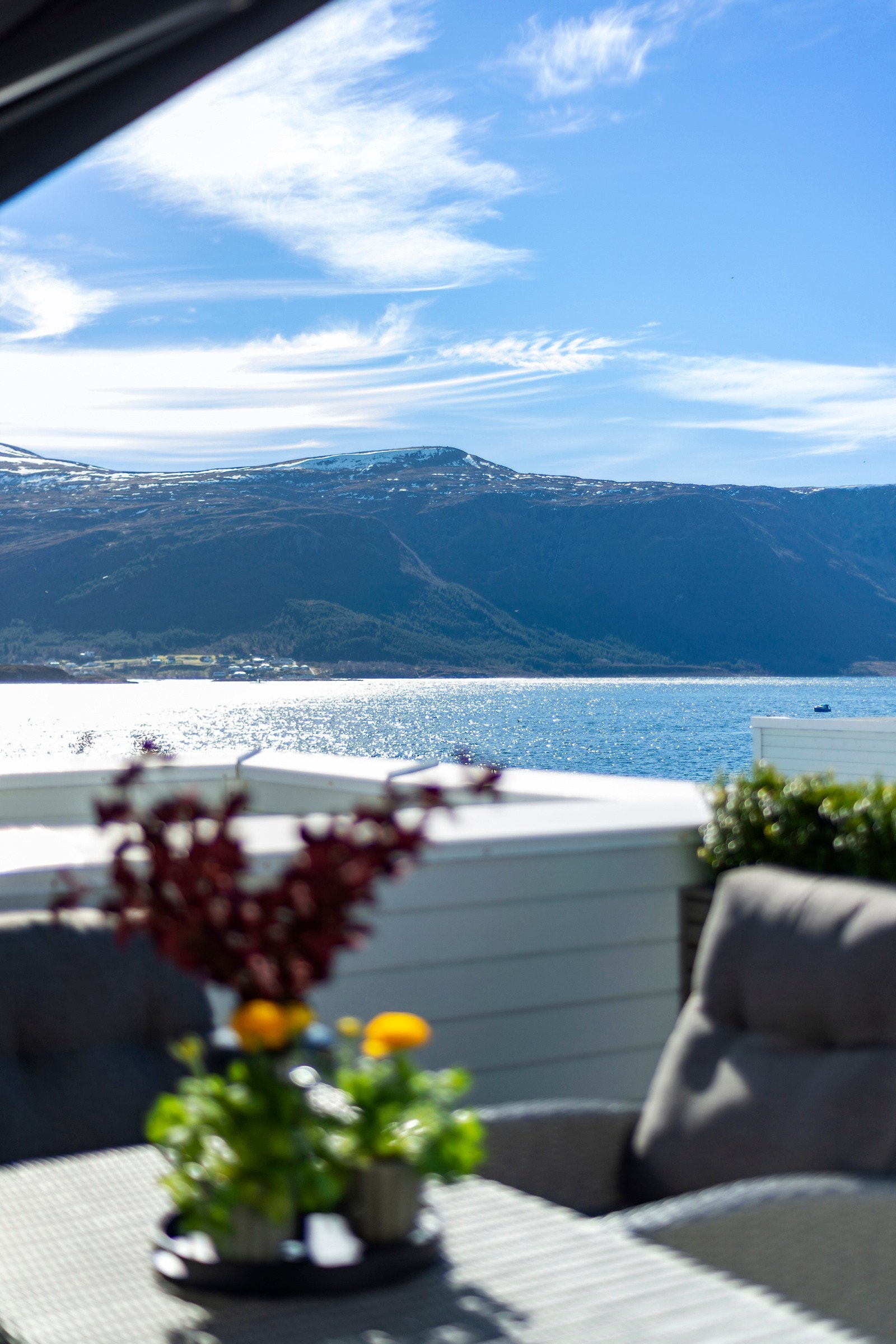 Her har du solen store deler av dagen, og nydelig utsikt mot fjorden og snødekte fjelltopper. Galleribilde
