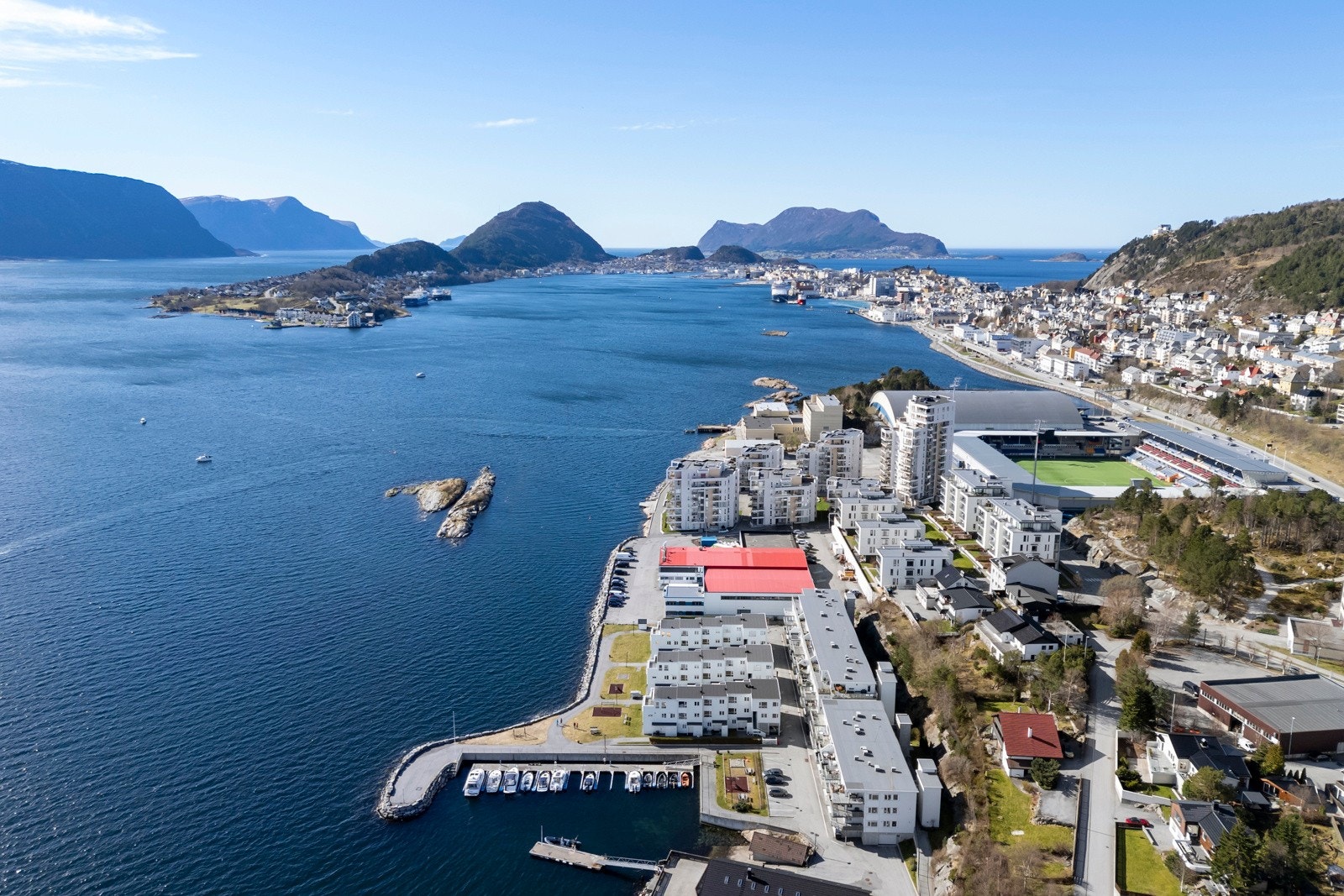 På Voldsdalsberga er det kort vei til idrettsarrangement på Color Line eller Sparebanken Møre Arena, bading og soling på Voldsdalsberga. Galleribilde