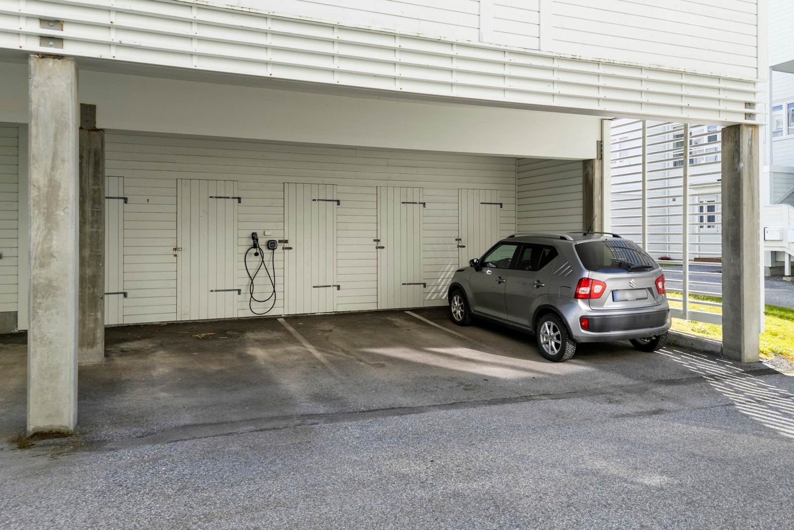 Boligen disponerer egen parkeringsplass med elbil-lader i carport. Tilhørende bod i bakkant av p-plassen. Galleribilde