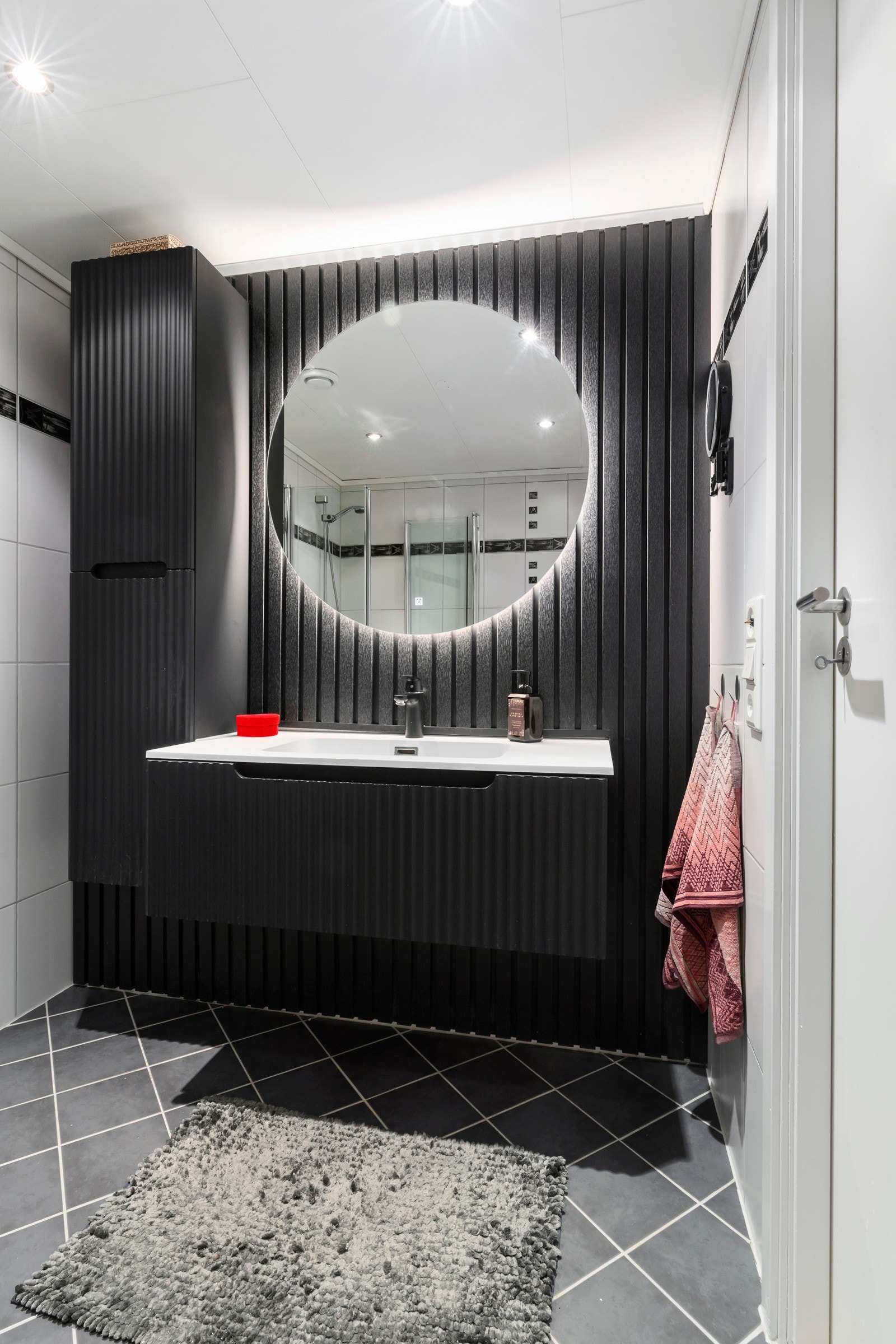 Dette badet har nyere baderomsinredning og speil med integrert belysning - Galleribilde