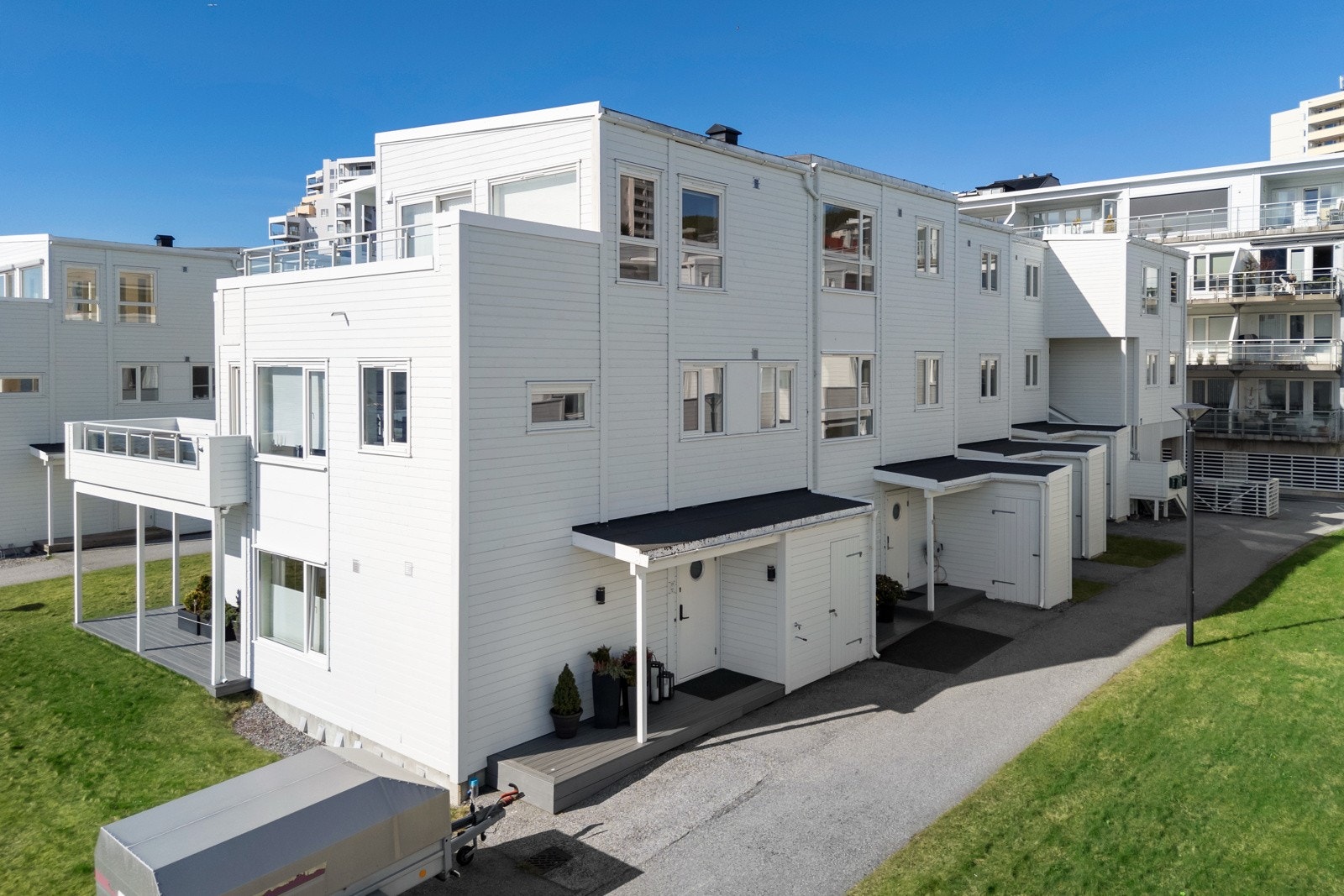 Rekkehuset ligger i midten på rekken av fem hus. Galleribilde