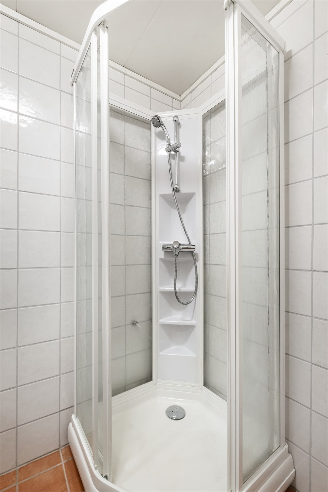 Badet er innredet med dusjkabinett og baderomsinnredning med gode oppbevaringsmuligheter Galleribilde