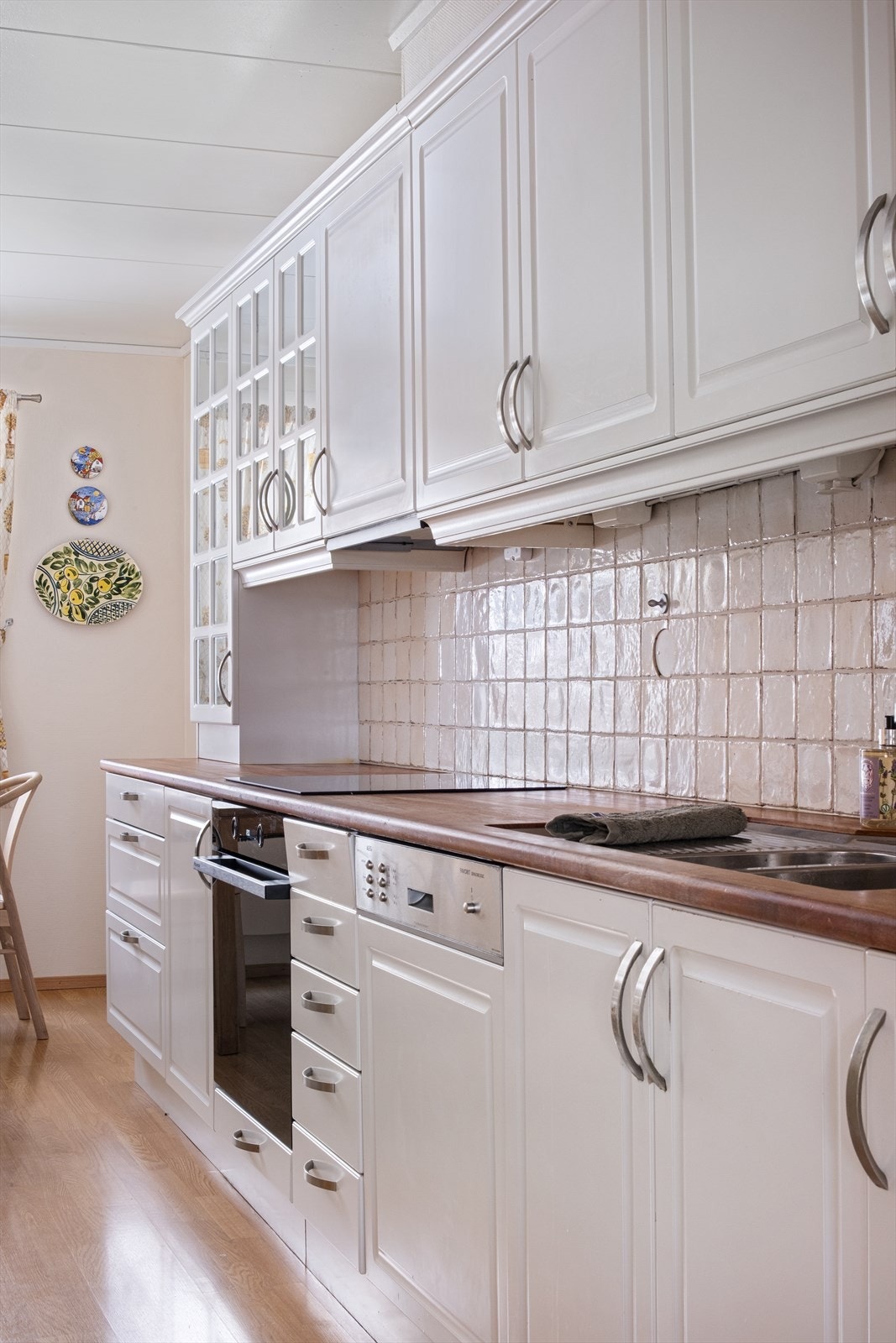 Norema-kjøkken fra 2003 med profilerte fronter og heltre benkeplate. Platetopp og nedfelt oppvaskkum med nytt kjøkkenarmatur fra Oras (2025) Galleribilde