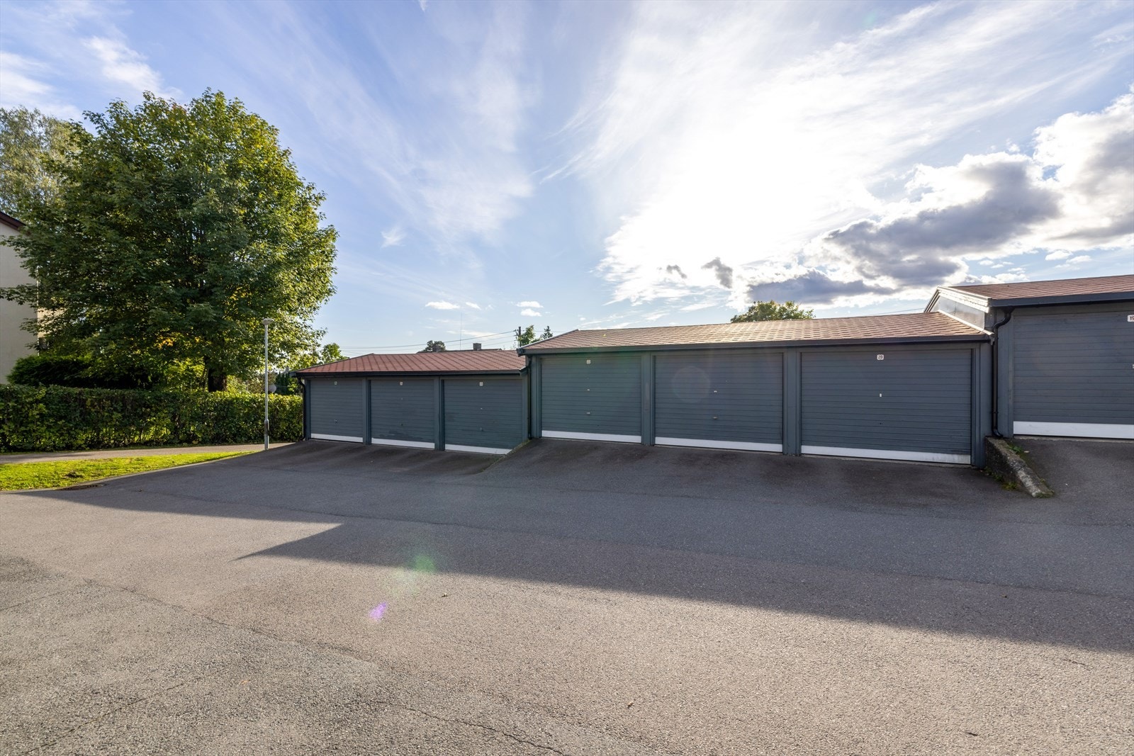 Boligen disponerer garasjeplass i felles garasjerekke. Hver bolig på feltet har ideel eierandel i Voksenbakken Sameie (realsameie) som drifter garasjene og fellesarealene Galleribilde