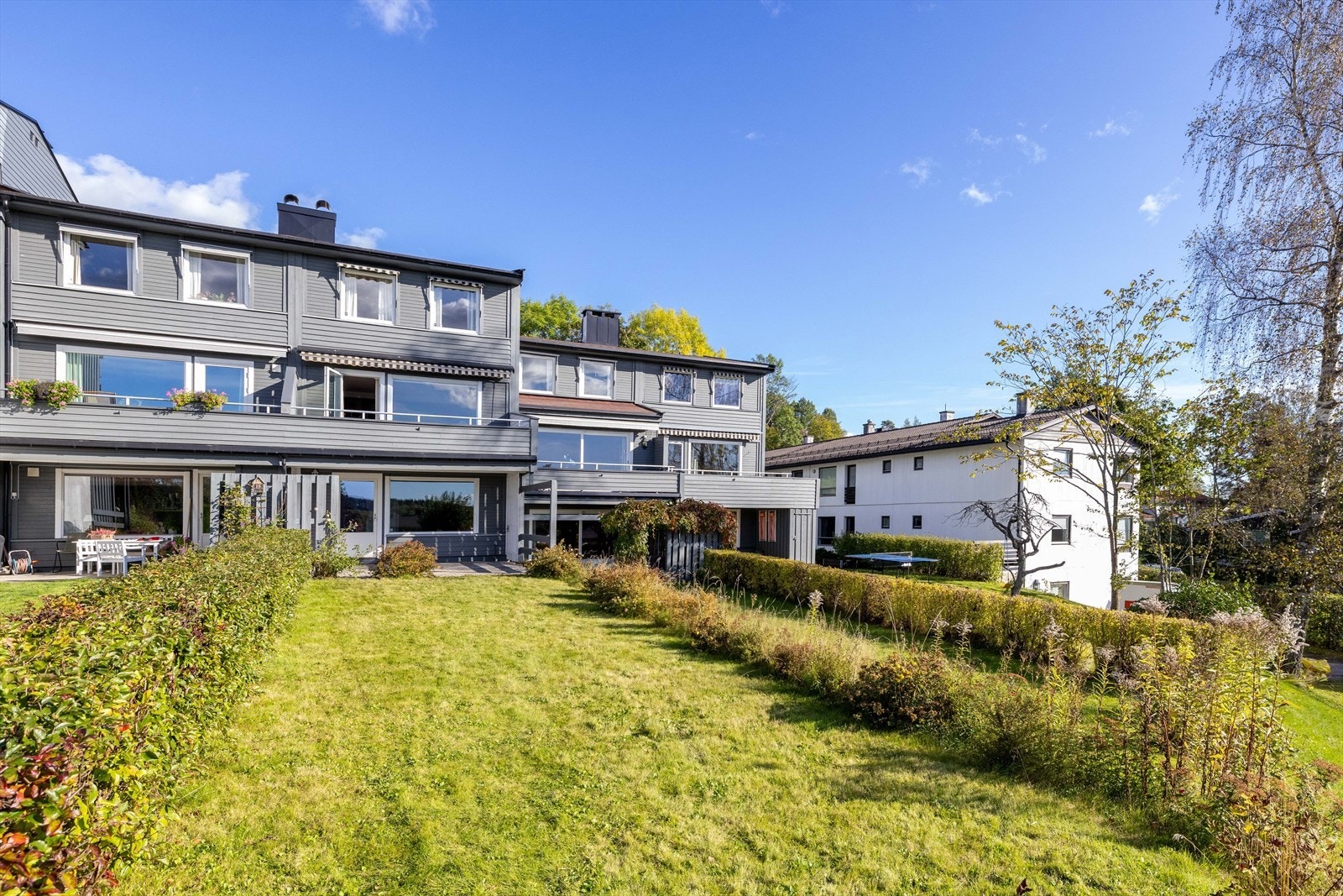 Det er hekk på begge sider og direkte tilgang til grønt og frodig fellesareal. Galleribilde