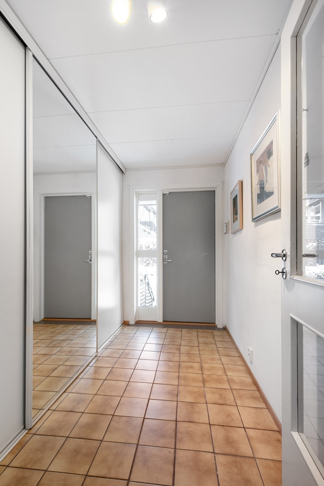 Vindfang i 1. etasje med stor skyvedørsgarderobe Galleribilde