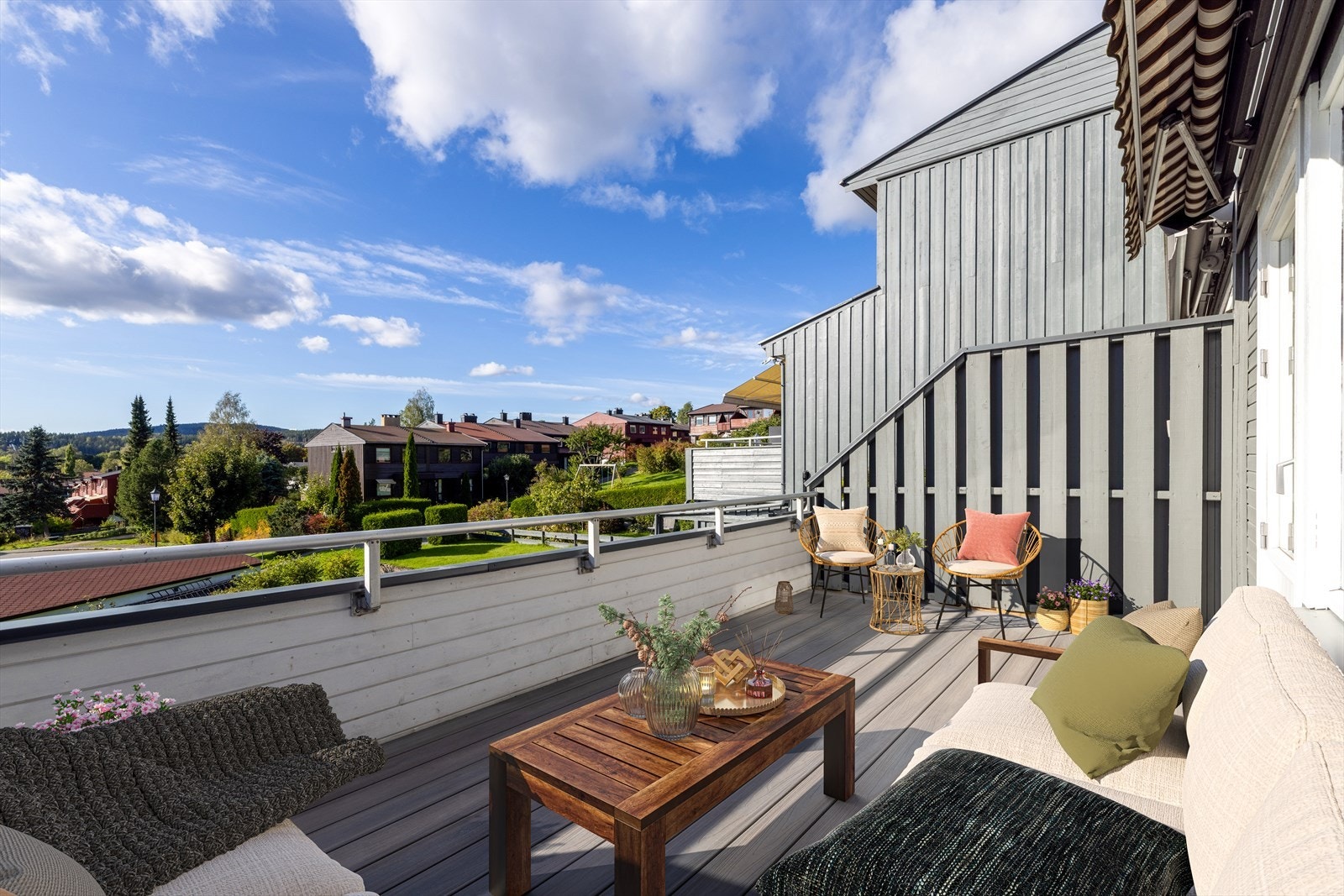 Balkongen utgjør en fin forlengelse av rommet - god plass til utemøbler, grill og beplantning. (bildet er virituelt stylet) Galleribilde