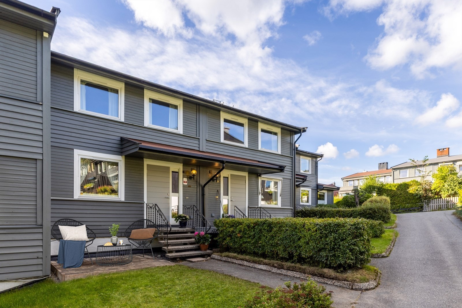 Boligen har adkomst fra en rolig gangvei. Hyggelig inngangsparti med hellelagt uteplass på ca. 7 kvm, hekk og liten gressplen. (bildet er virituelt stylet) Galleribilde