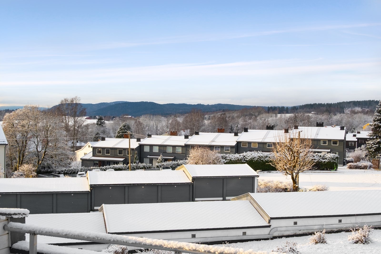 Fra stuen er det utgang til en vestvendt balkong på ca. 13 kvm med gode solforhold og flott utsikt Galleribilde