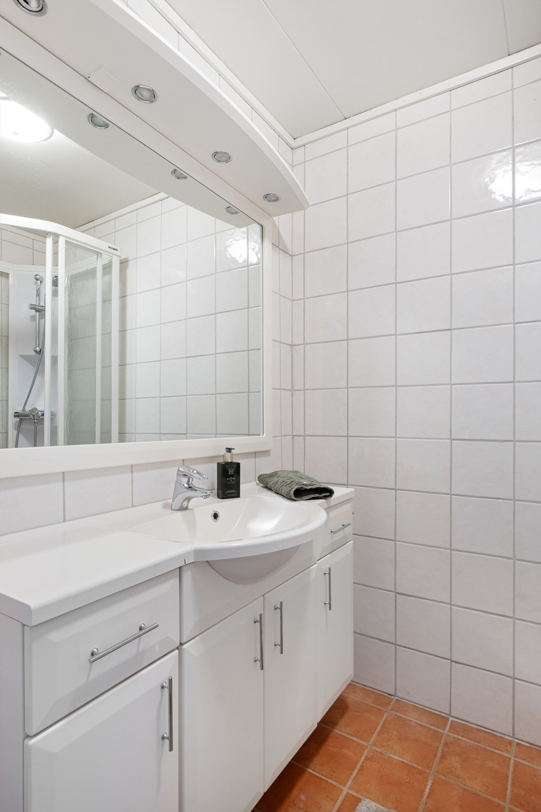 Helfliset bad i 2. etasje med elektriske varmekabler i gulv Galleribilde