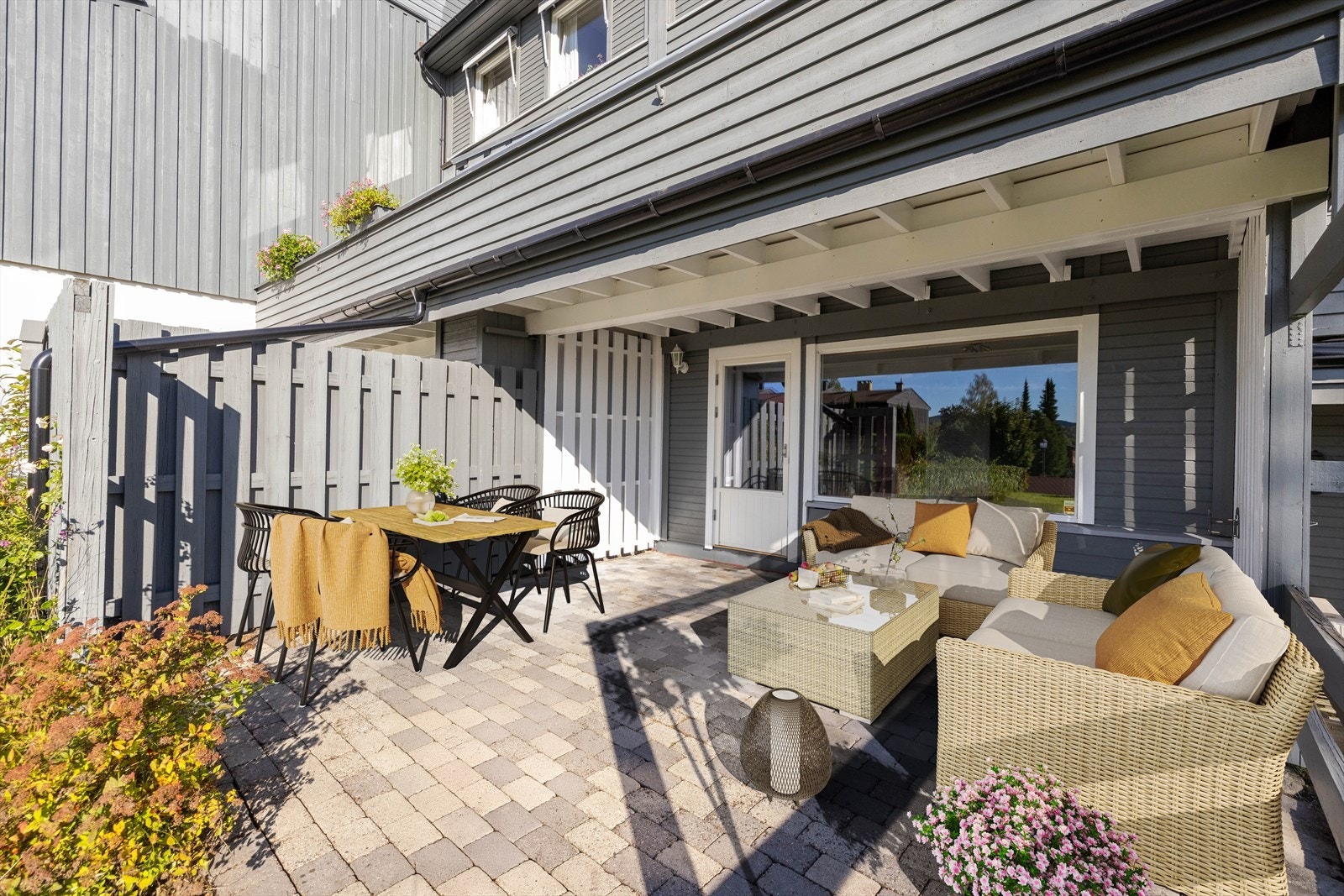 Uteplassen er overbygget og har god plass til utemøbler - et flott sted å nyte lange sommerkvelder med venner og familie. (bildet er virituelt stylet) Galleribilde