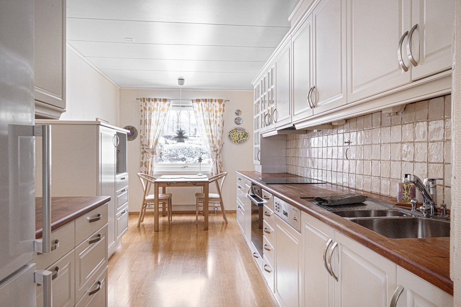 Hyggelig, separat kjøkken med gode lysforhold og plass for spisebord Galleribilde