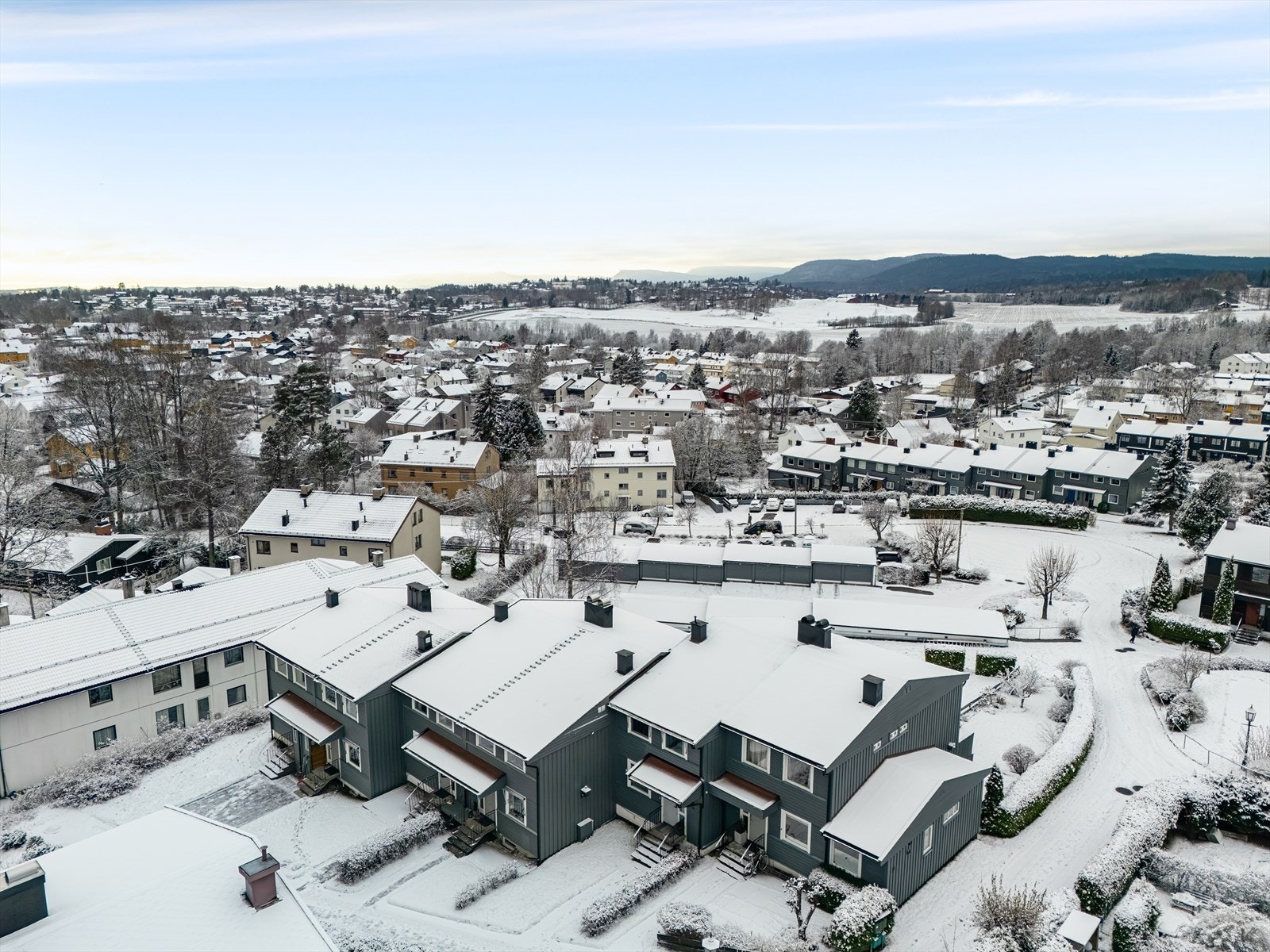 Boligen er en del av Voksenbakken Sameie, hvor det betales felleskostnader kr. 19 000,- årlig. Sameiet utgjør felles veigrunn, parkeringsplass og garasjebyggene for disse boligene Galleribilde