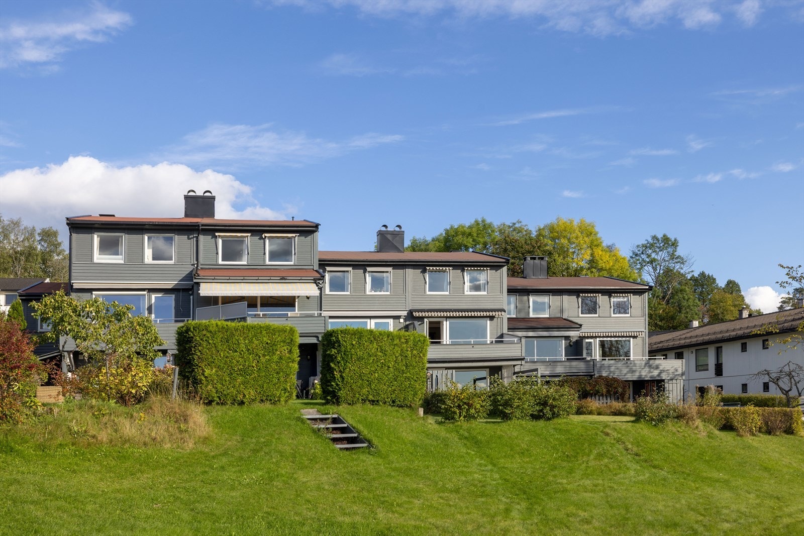 Fra hagen er det direkte adkomst til grønt og frodig fellesareal - eldorado for både små og store Galleribilde