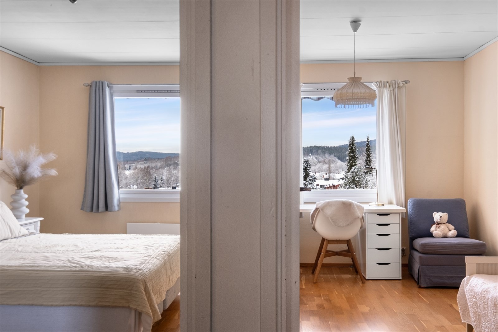 Boligen inneholder fire soverom, alle samlet i 2. etasje - en praktisk og oversiktlig soveromsavdeling med tilhørende bad og wc Galleribilde