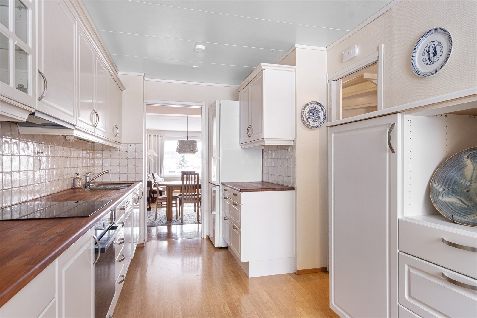 Kjøkkenet er praktisk utformet med store arbeidsflater og gode oppbevaringsmuligheter. Stekeovn fra 2025, oppvaskmaskin og frittstående kjøleskap medfølger Galleribilde