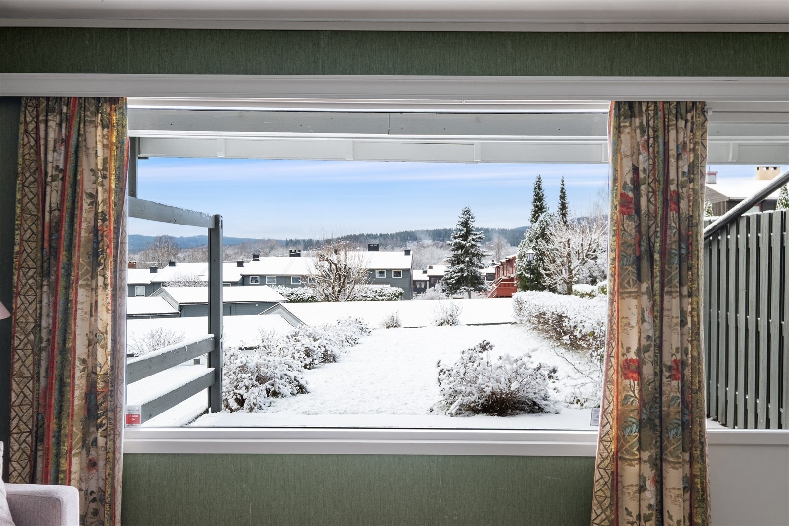 Familievennlig planløsning over tre etasjer med god flyt mellom inne- og utearealer Galleribilde