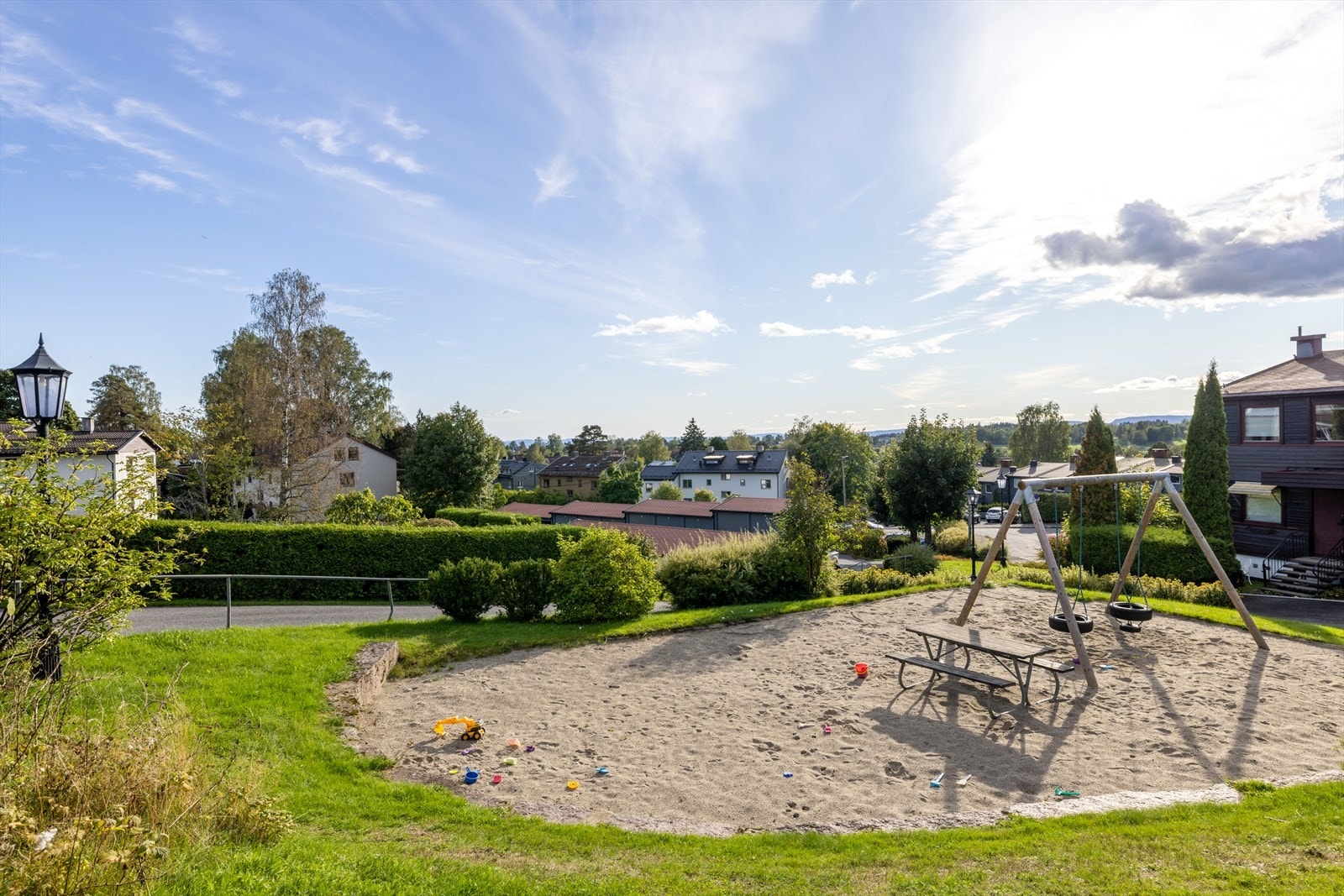 Meget barne- og familievennlig. En liten "oase" i byen med gode oppvekstsvilkår og kort gangvei til Bogstad skole Galleribilde