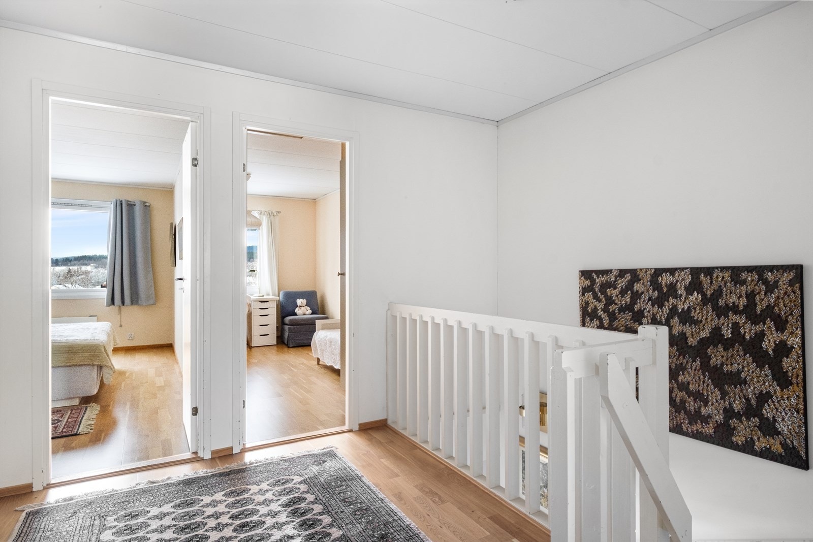 Gang i 2. etasje med eikeparkett på gulv og lysmalte veggflater Galleribilde