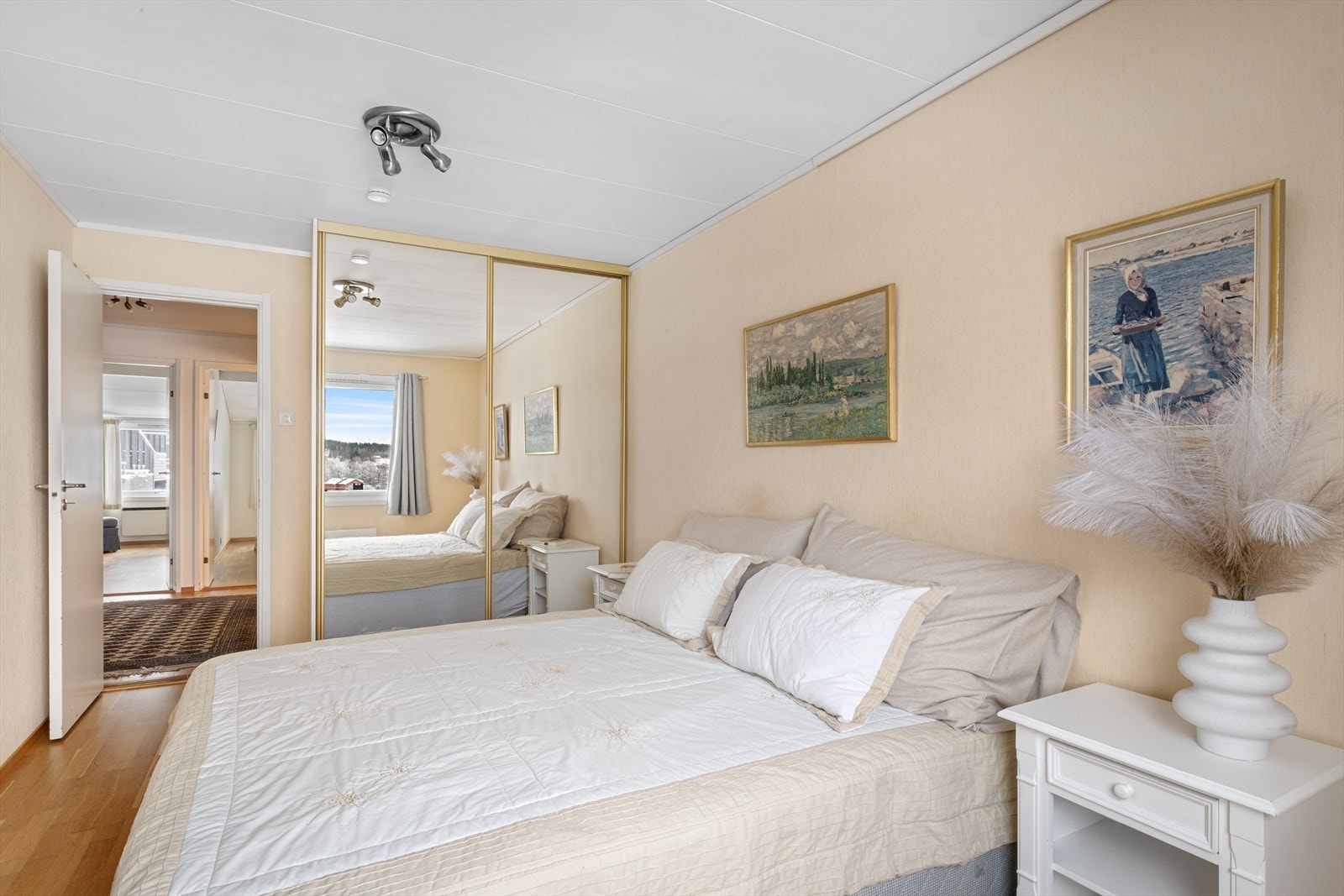 To av soverommene har flott, langstrakt utsikt mot nærområdet, Fossumjordene og Bærumsmarka Galleribilde