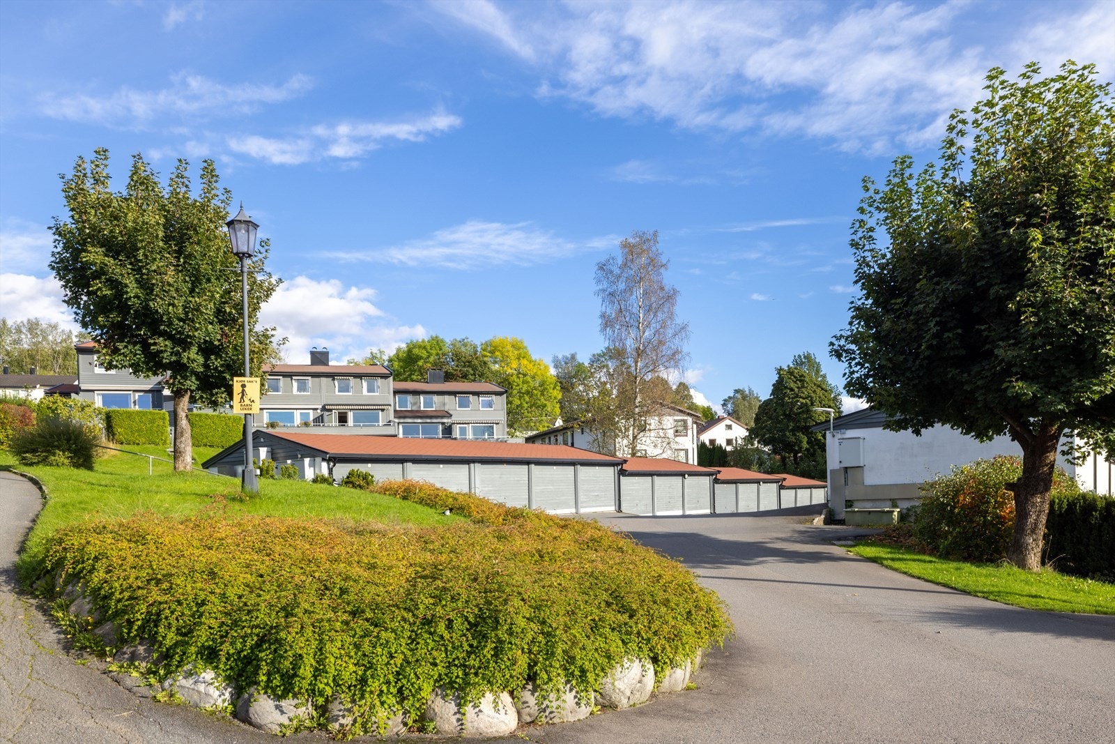 Boligen har en attraktiv og barnevennlig beliggenhet i et veletablert boligområde på Røa/Bogstad Galleribilde