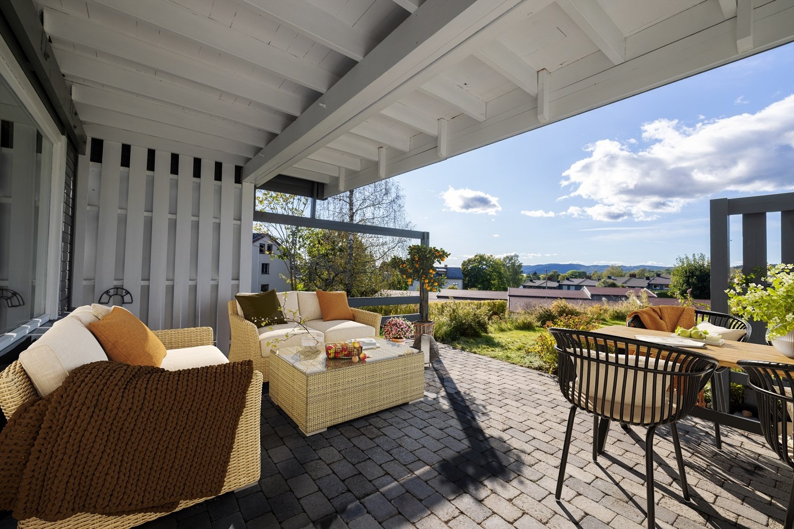 Fra stuen er det utgang til en skjermet og lun uteplass på ca. 24 kvm, videre adkomst til hagen. (bildet er virituelt stylet) Galleribilde