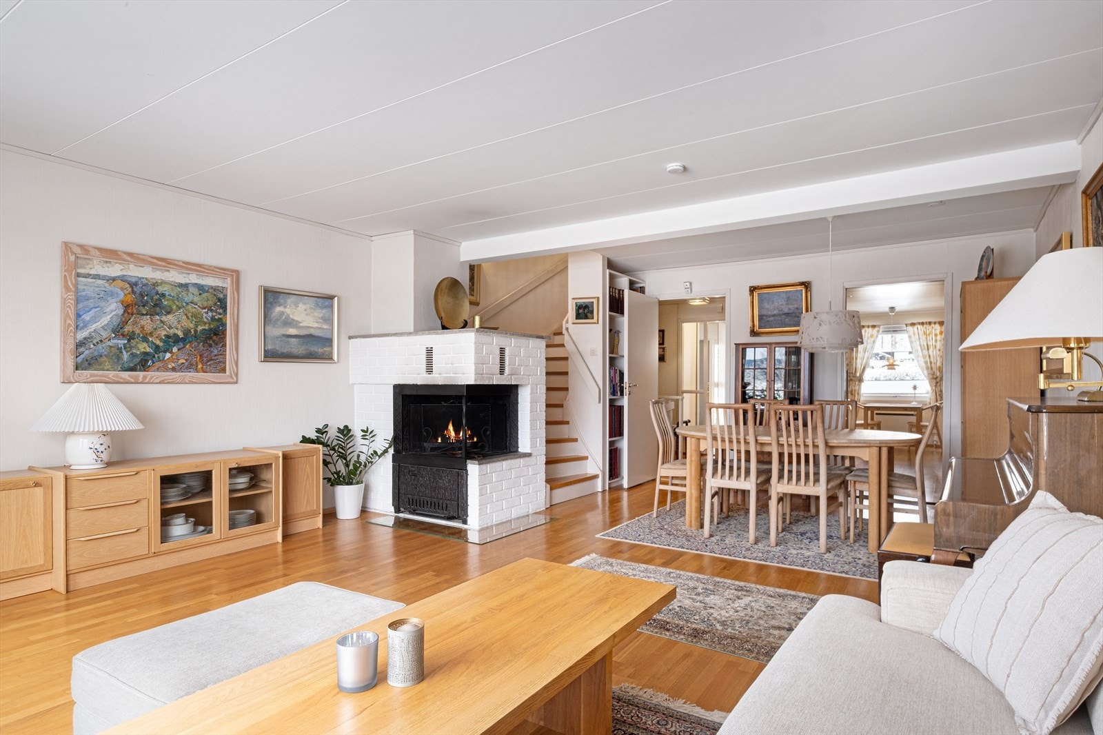 Boligen har en familievennlig planløsning med fire soverom, to bad, to stuer med peis og gode lagringsmuligheter Galleribilde