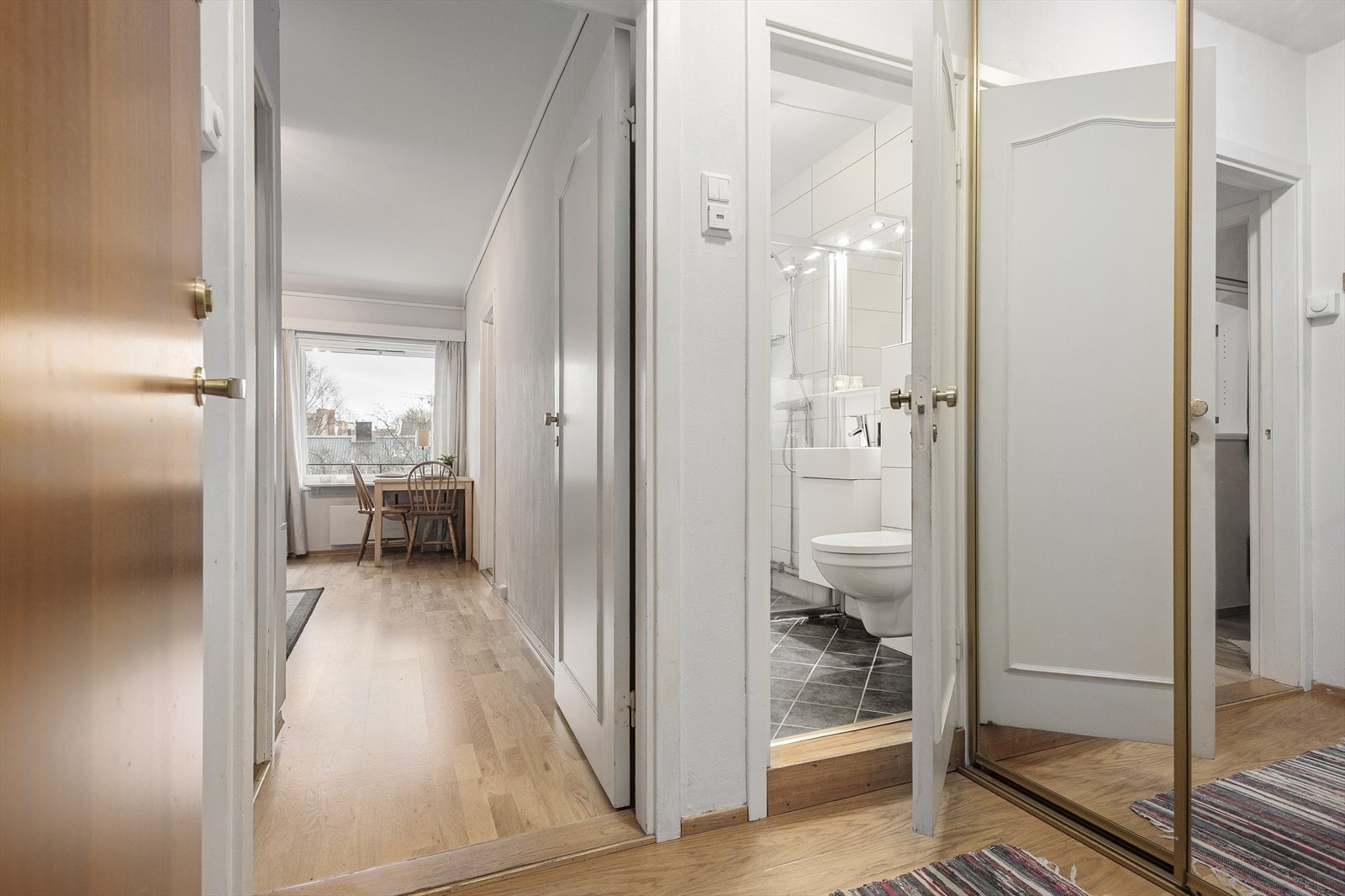 Innbydende entré som deler opp leilighetens øvrige rom. Galleribilde