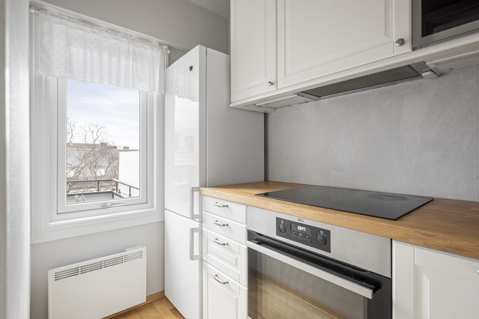 Intrigerte hvitevarer er platetopp, stekeovn, innebygd mikrobølgeovn og oppvaskmaskin. Det er avsatt plass til frittstående kjøleskap i innredningen Galleribilde