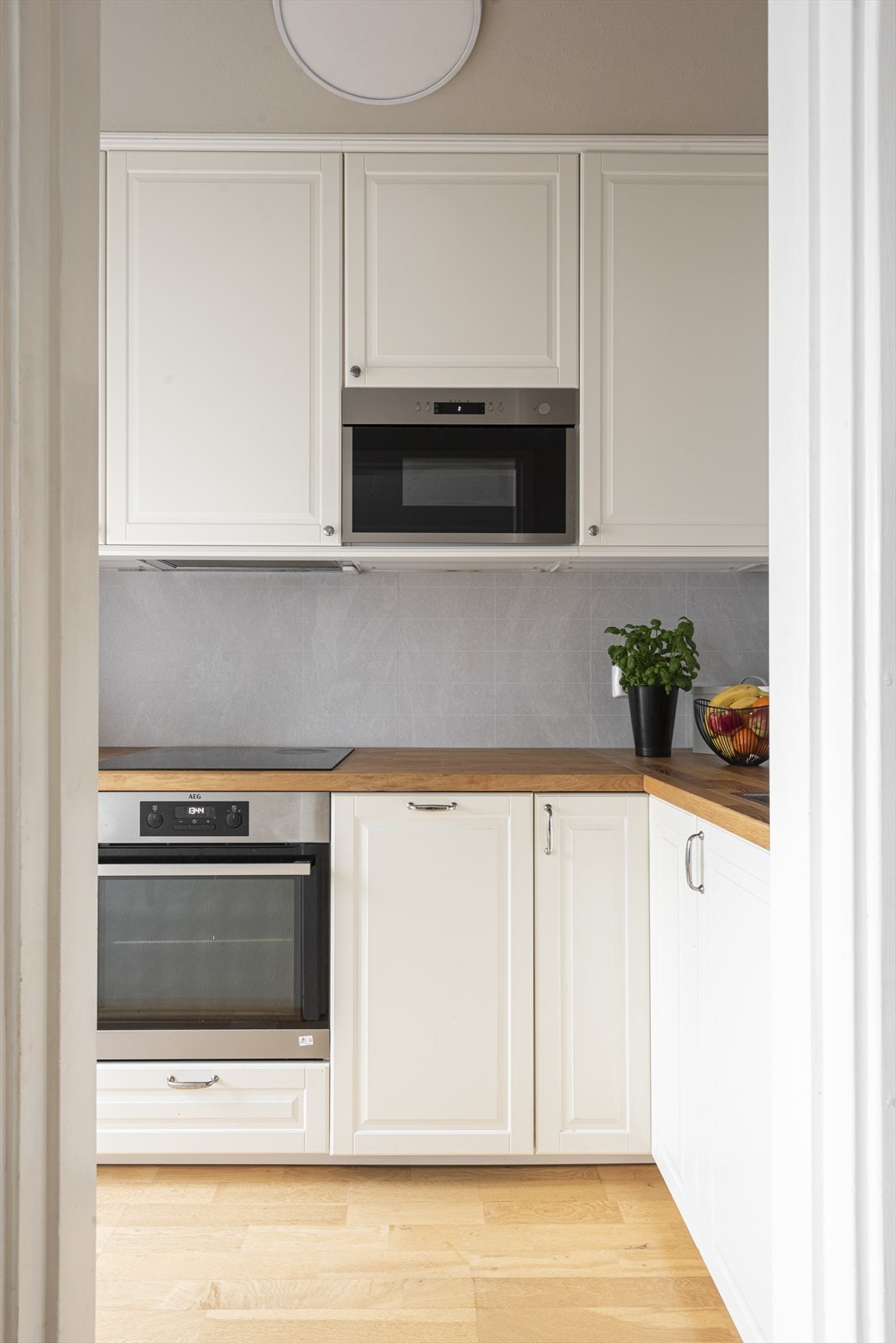 Praktisk seperat kjøkken modernisert i 2021 Galleribilde