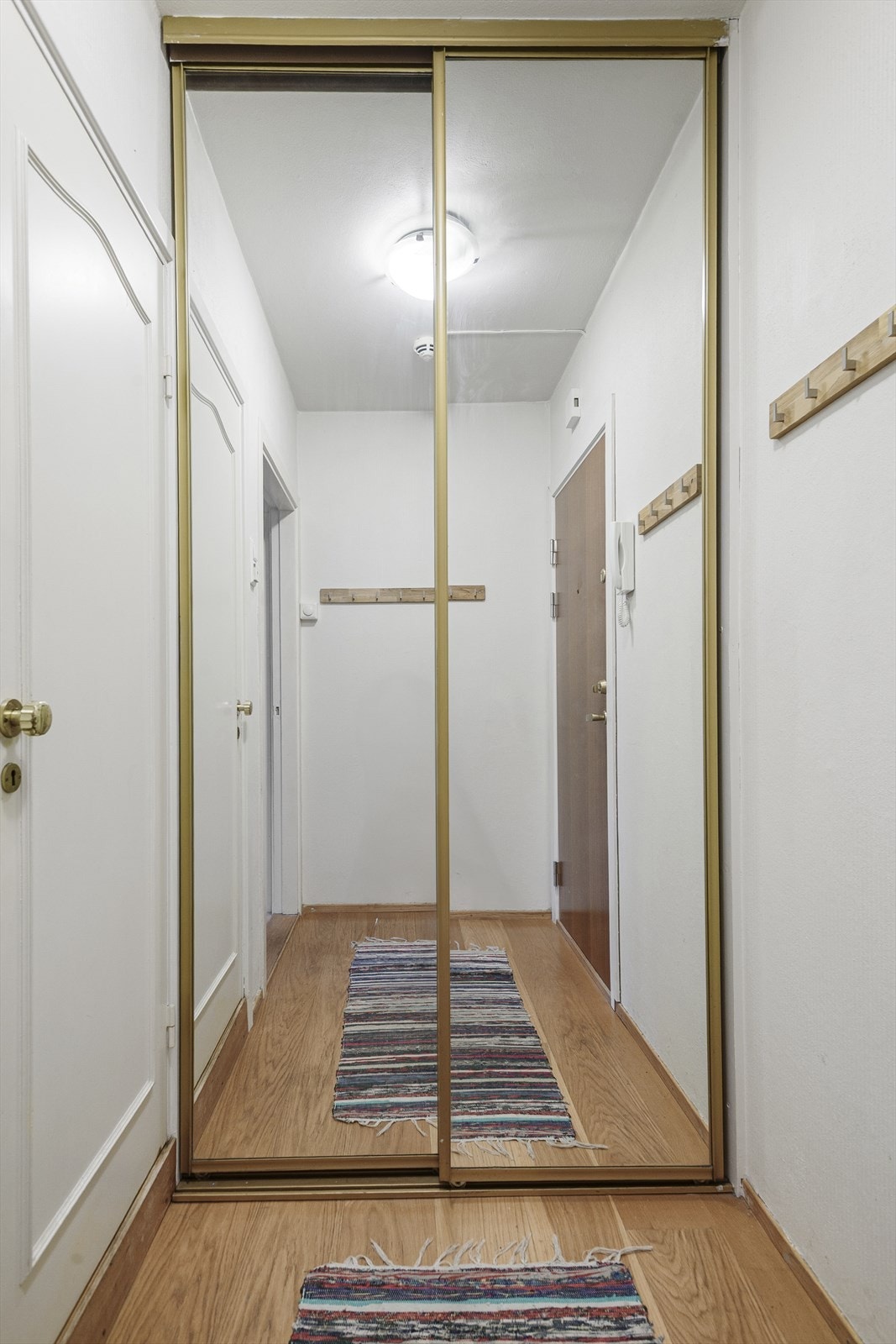 God plass til å henge fra seg yttertøy og sko i takhøyd skyvedørsgarderobe. Det er montert dørcallin Galleribilde