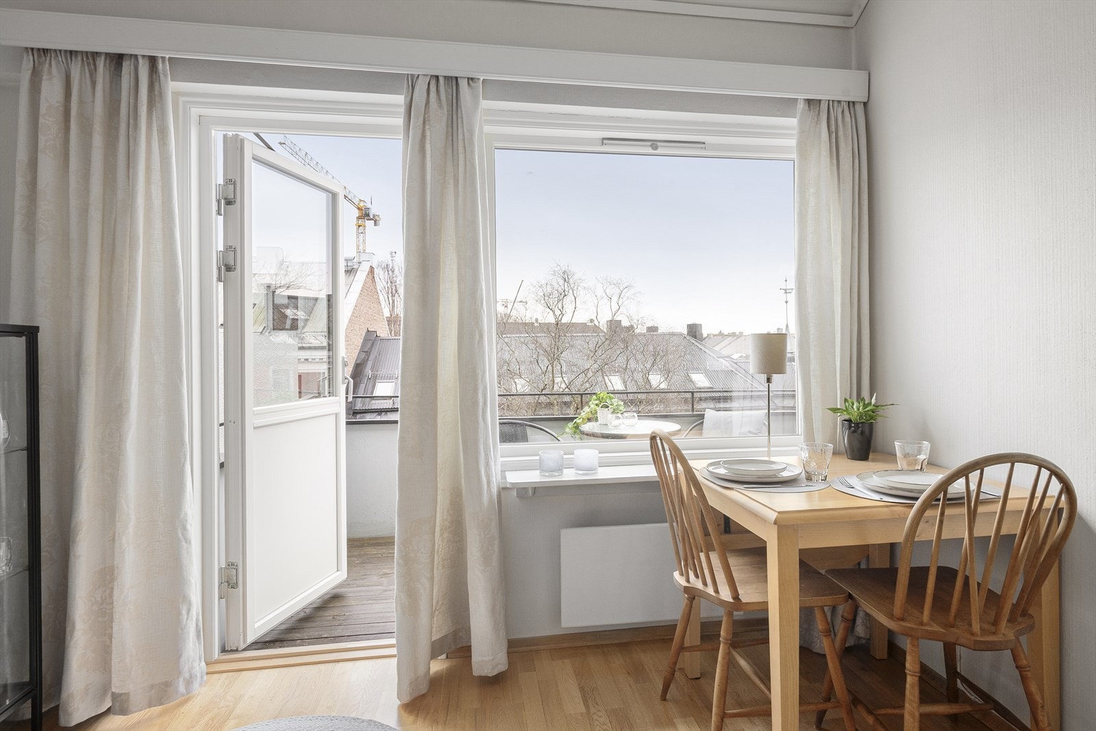 Fra stuen er det direkte utgang til en herlig balkong på 5 kvm Galleribilde