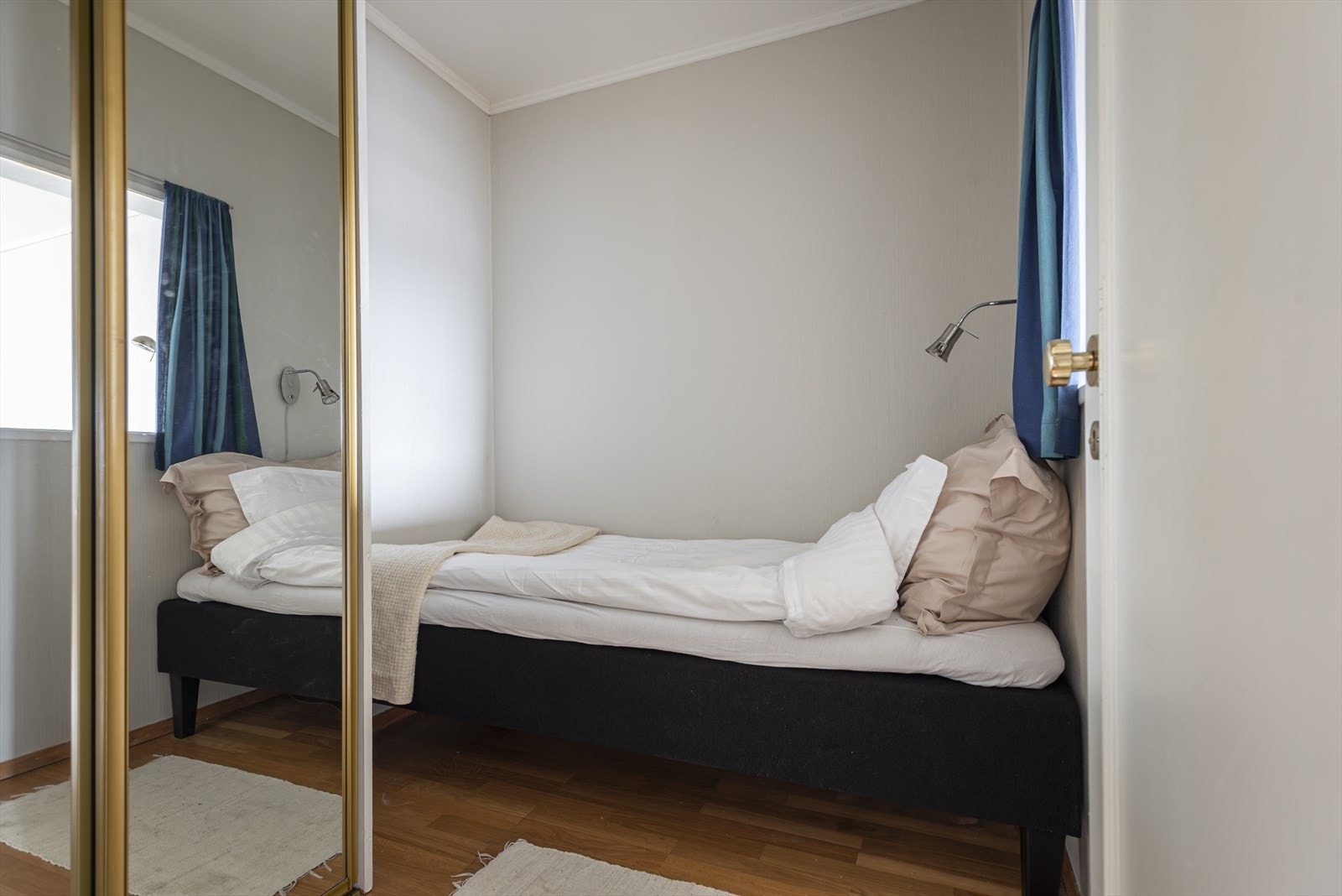 Effektiv oppbevaringsplass i praktisk skyvedørsgarderobe Galleribilde