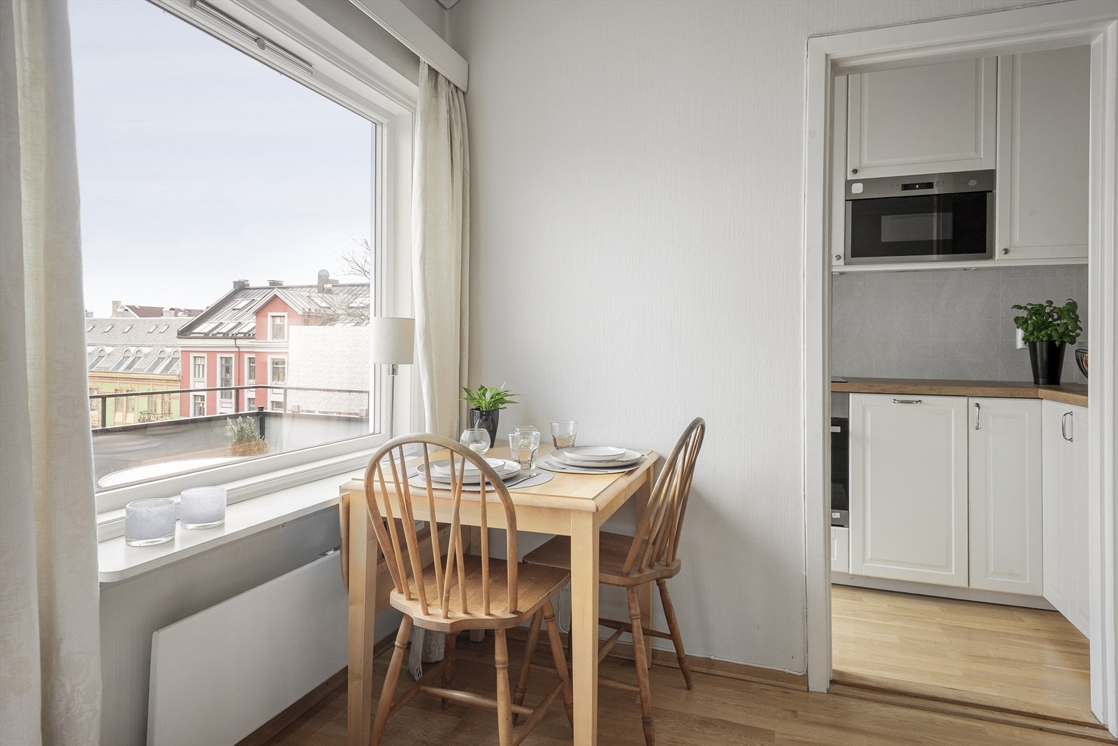 Naturlig plass til et hyggelig spisebord i tilknytning stue/ kjøkken området Galleribilde