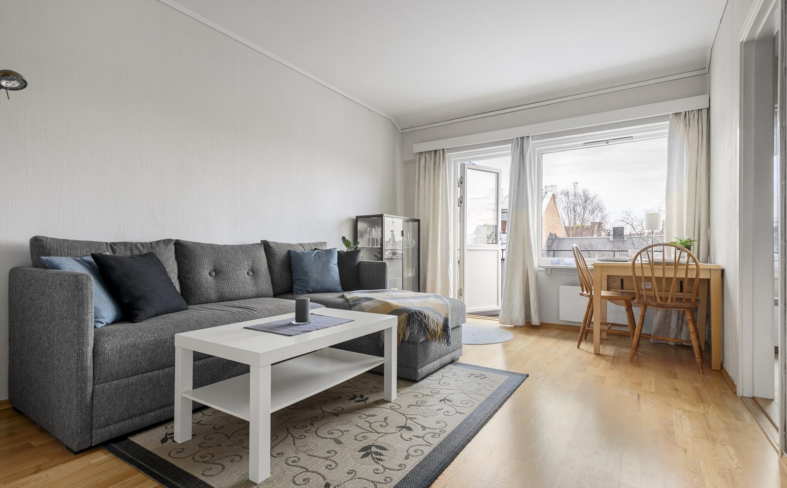 Velkommen inn! Lys og romslig stue med plass til sofagruppe, spisebord og annet ønsket møblement Galleribilde