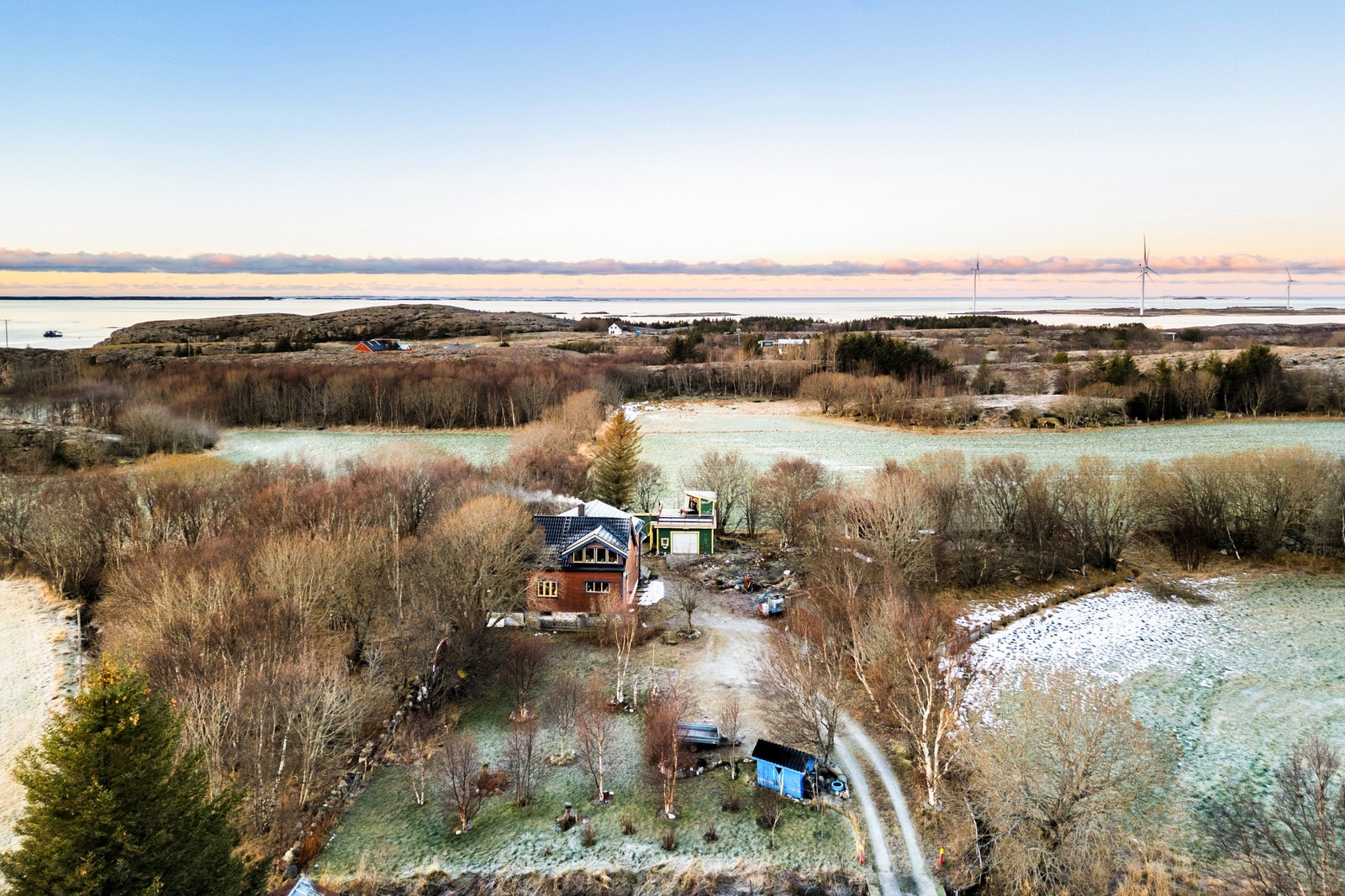 Velkommen til Hellemsveien 333 på Oksvoll, Fosen - en enebolig på romslig tomt med stort potensiale. Det er en meget romslig tomt som strekker seg over hele 2491,7 kvm i pene omgivelser. Galleribilde