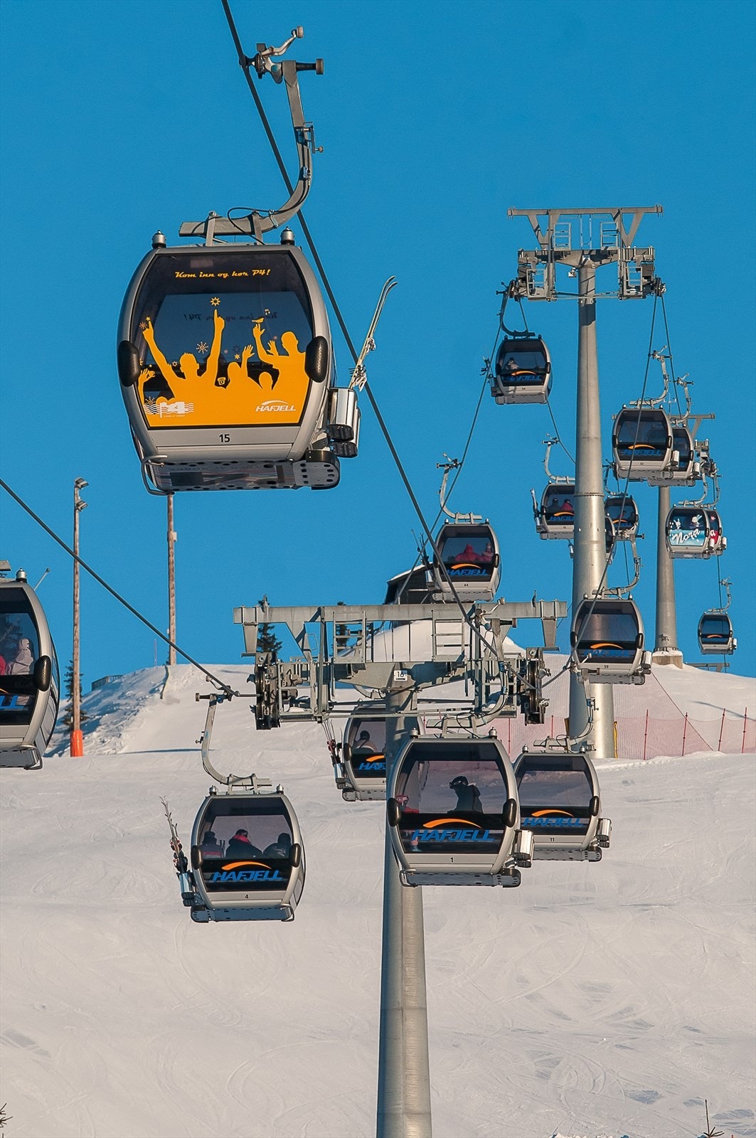 Hafjell Alpinsenter har totalt 30 nedfarter og 18 skiheiser, inkludert Gondolen som betjener 835 høydemeter, fra dal til fjell. Galleribilde