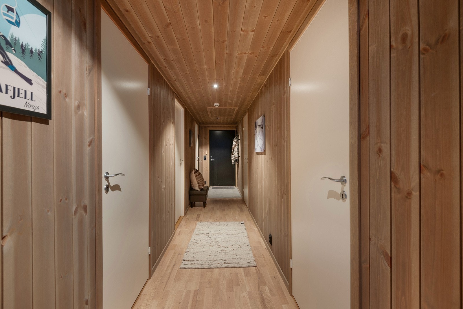 Entré med fliser på gulv. Det er gulvvarme under flisene ved inngangsdøren. Galleribilde