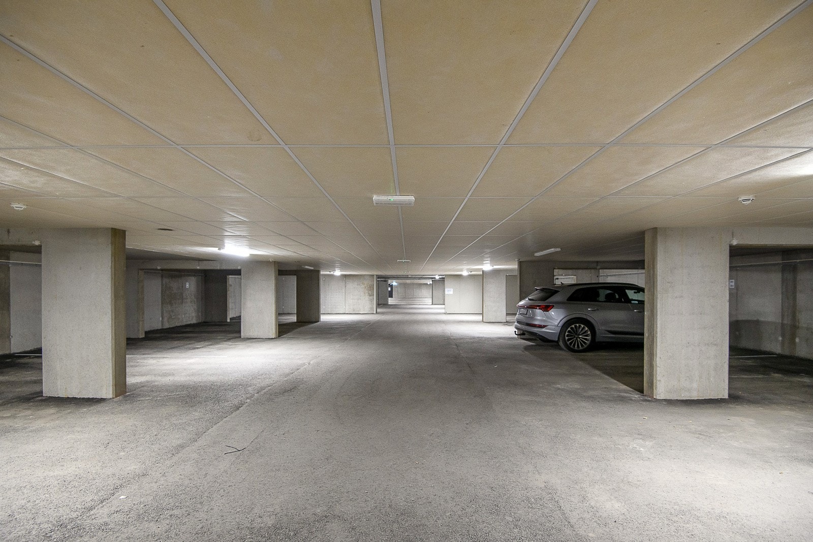 Hver leilighet er tildelt én merket parkeringsplass i felles garasjekjeller. Galleribilde