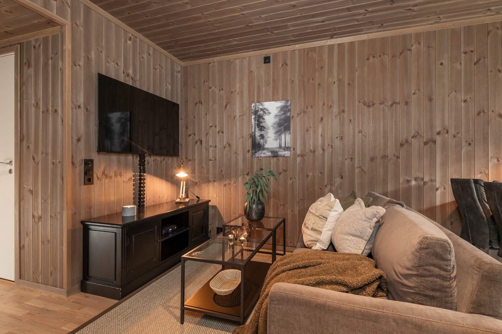 Innvendig er overflater holdt i et lunt og lekkert fargevalg med innslag av moderne sorte innerdører og mørke vinduskarmer. Galleribilde